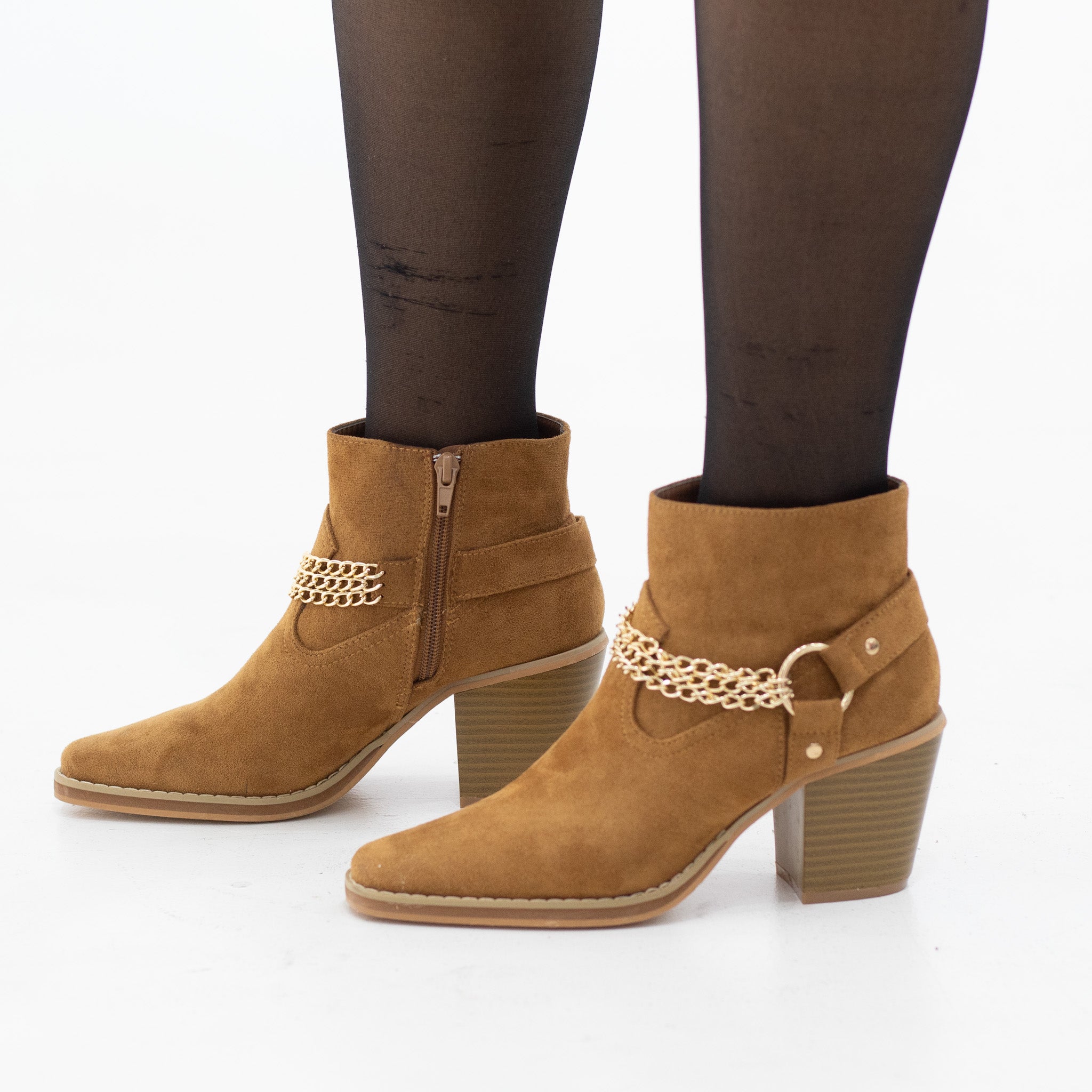 Dinsko chain detailed on 7.5cm heel camel