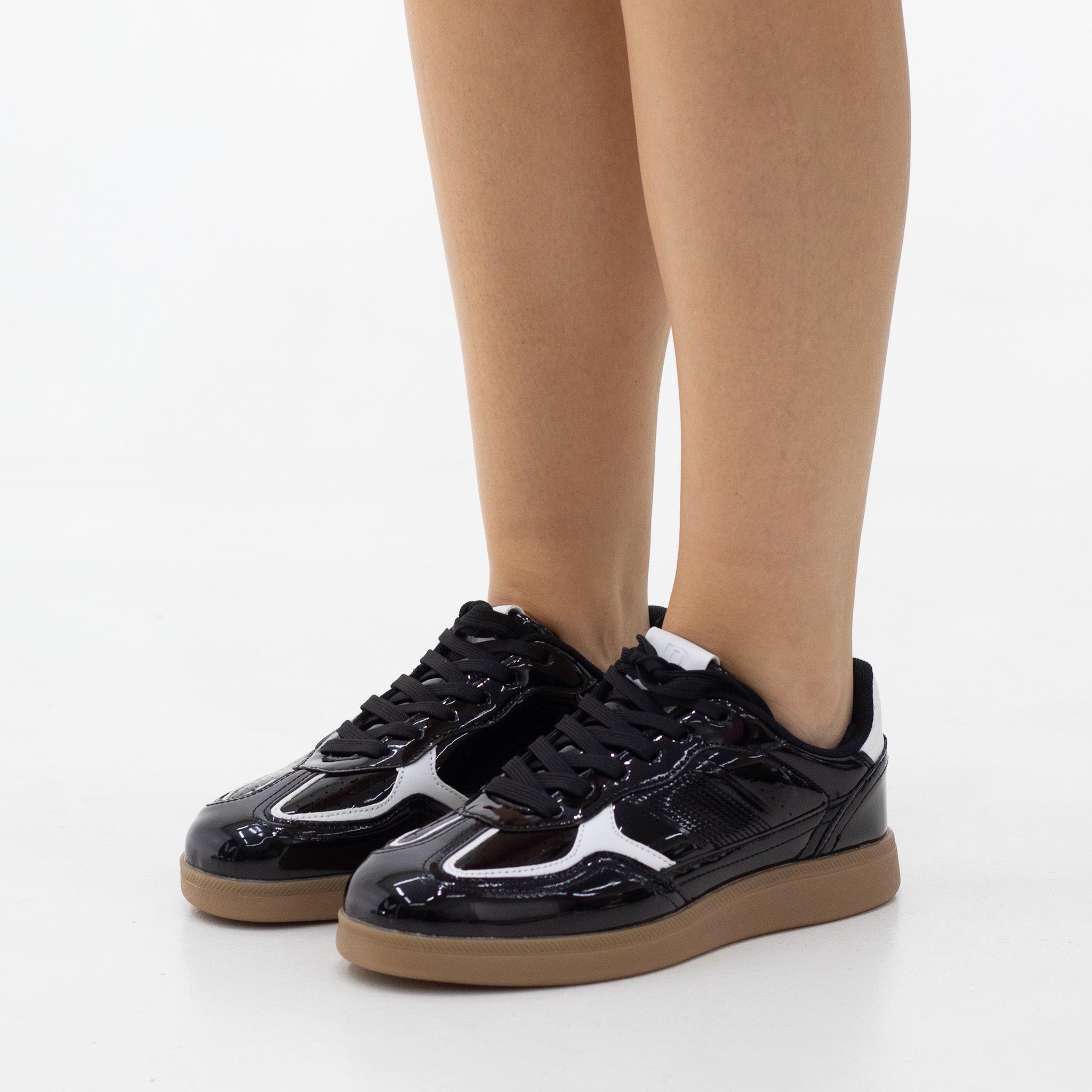 Gala low V2 lace-up casual sneaker