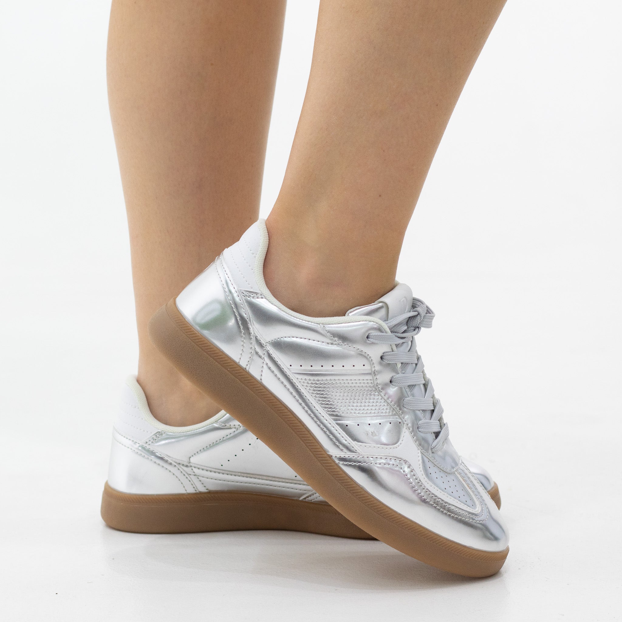 Gala low V2 lace-up casual sneaker