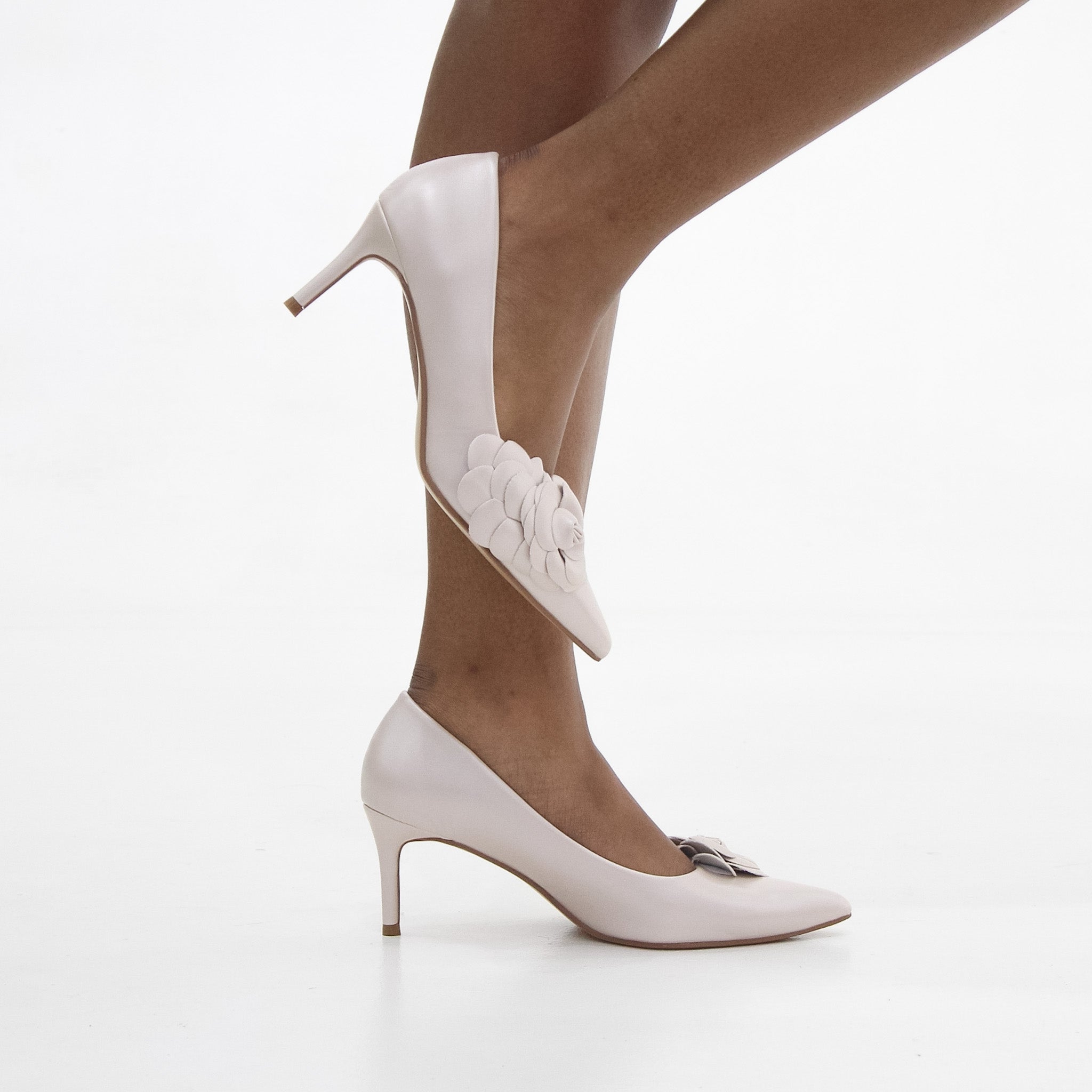 Cajsa pointy 6cm heel court shoe with flower decor