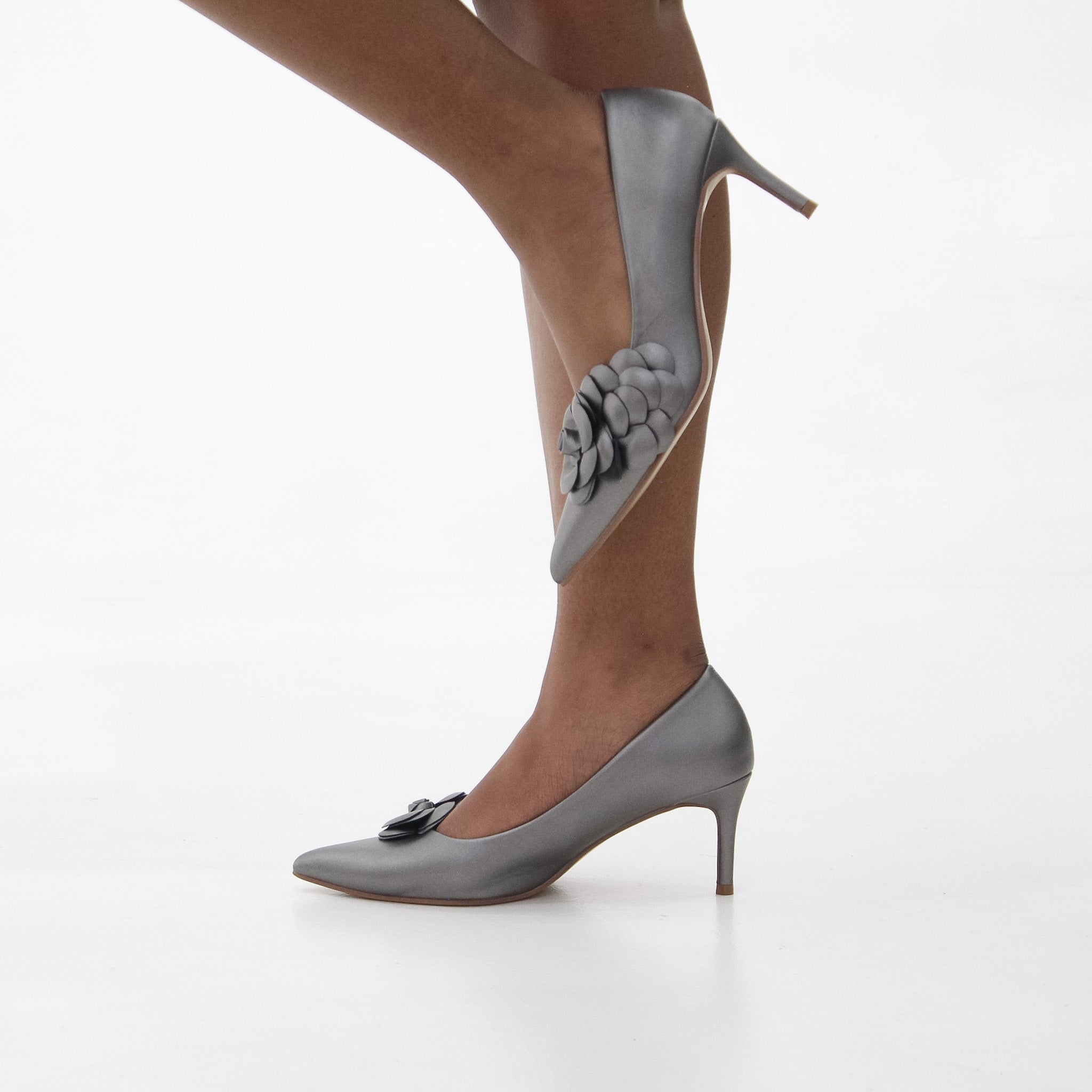 Cajsa pointy 6cm heel court shoe with flower decor