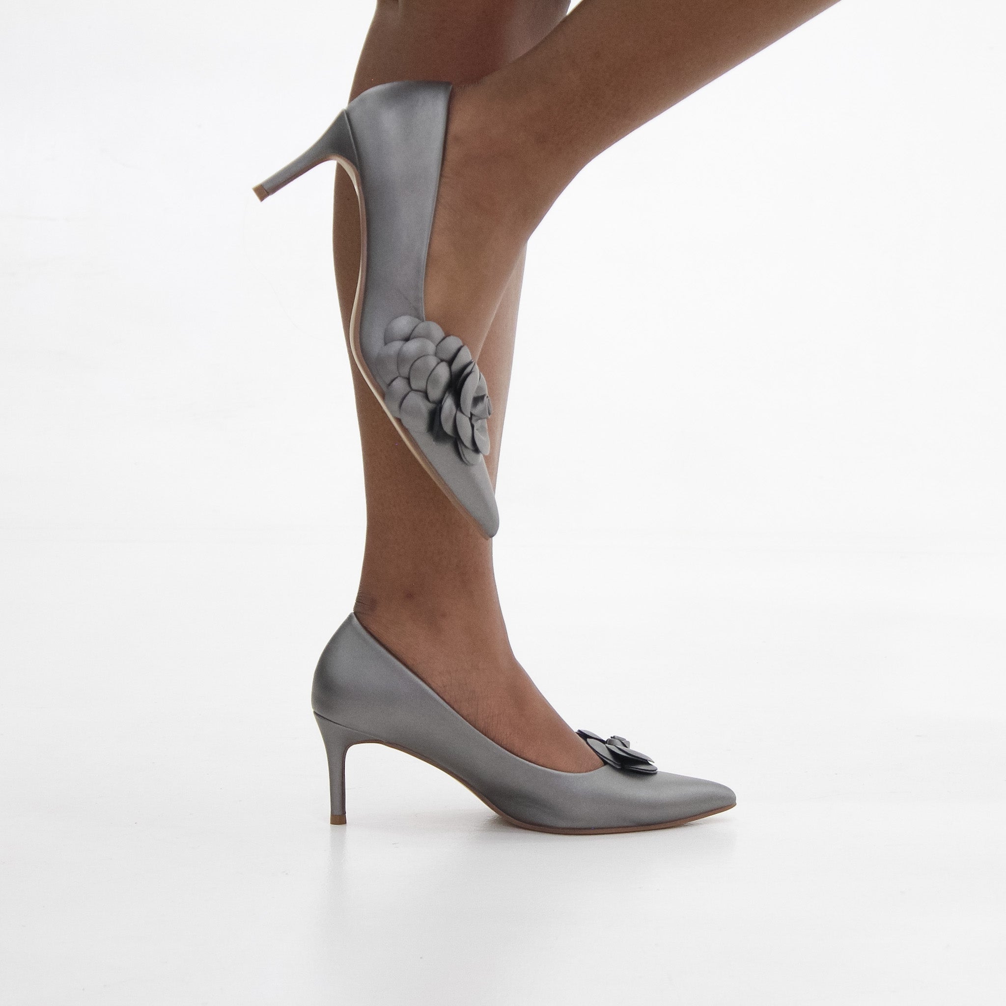 Cajsa pointy 6cm heel court shoe with flower decor