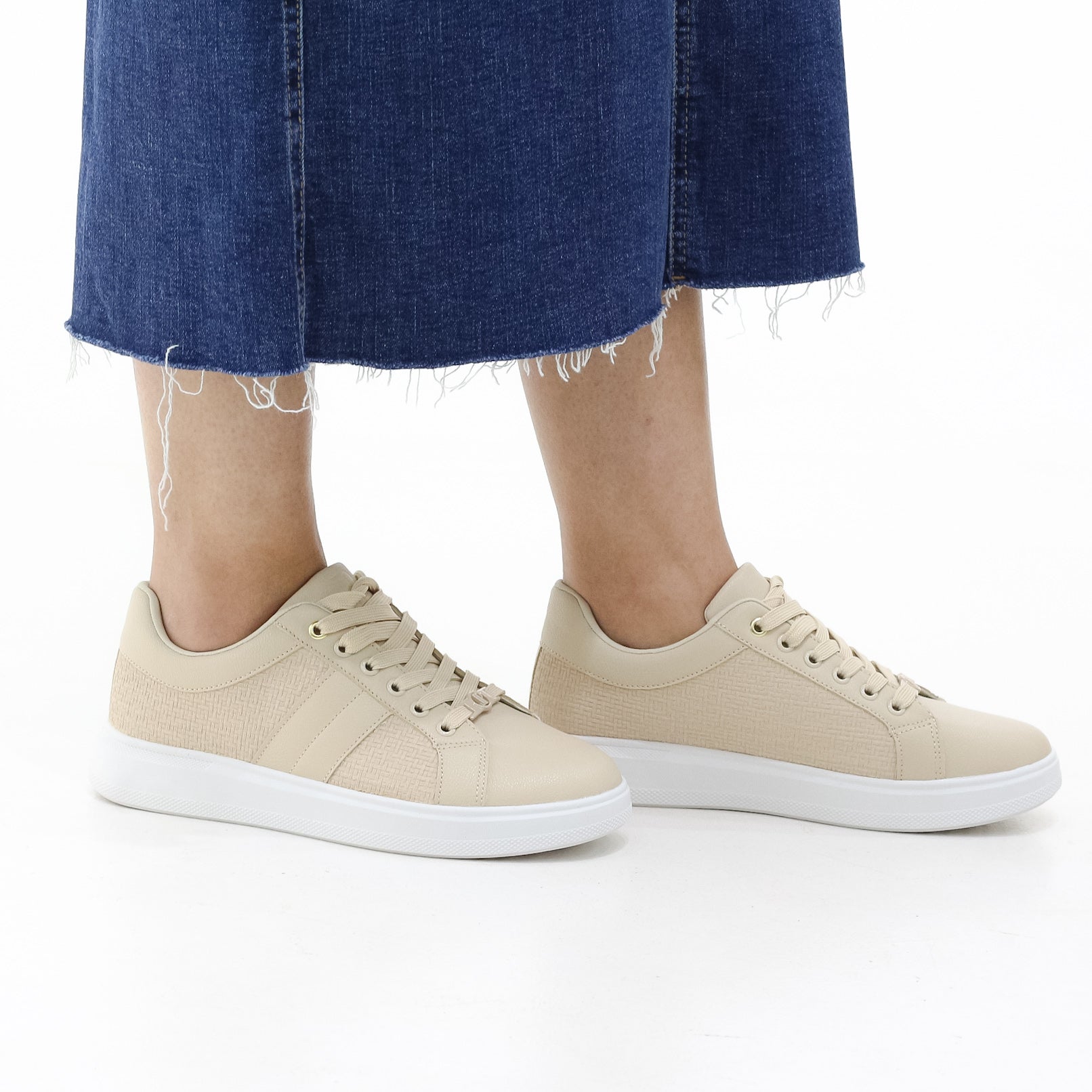Apron chunky sole lace-up casual sneaker