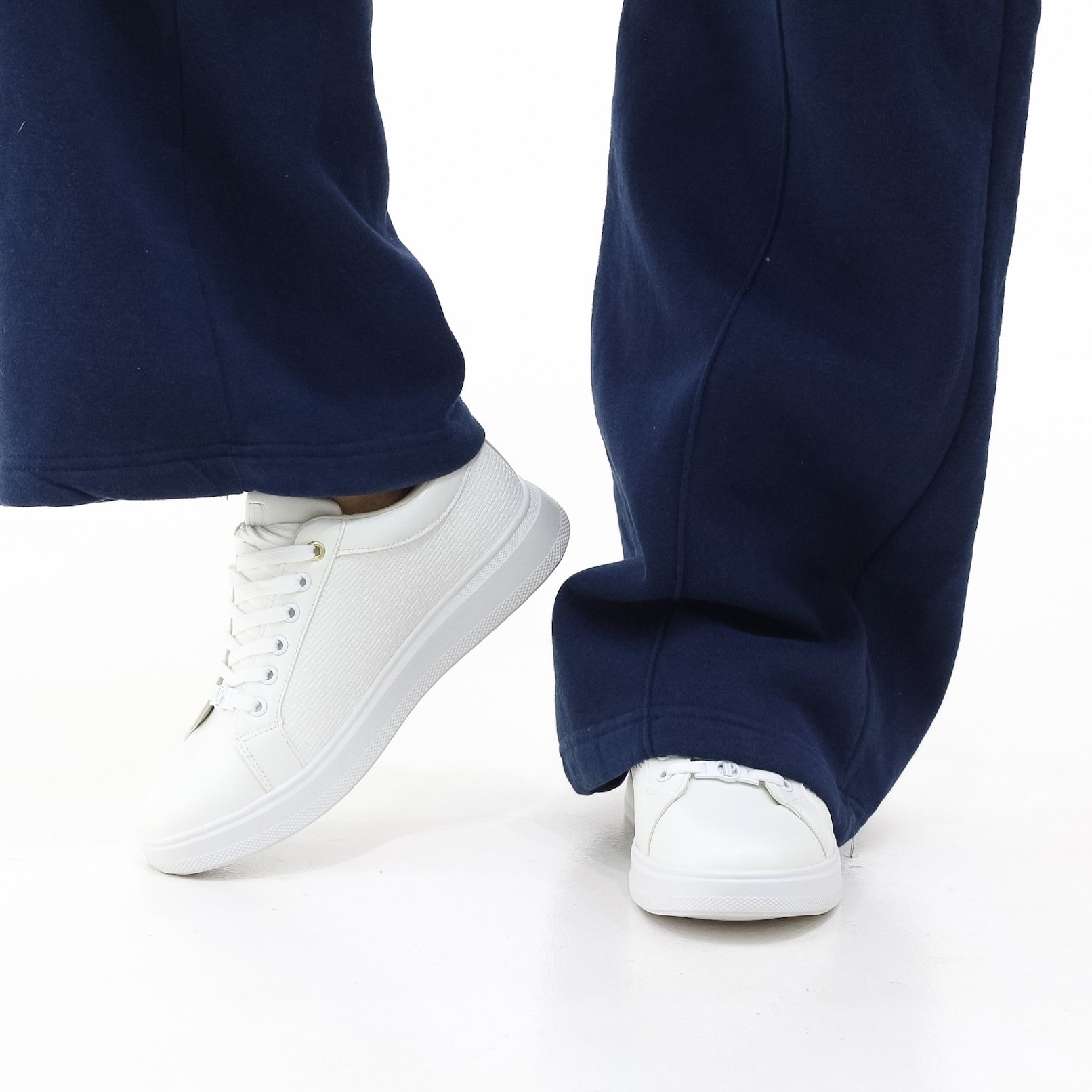 Apron chunky sole lace-up casual sneaker