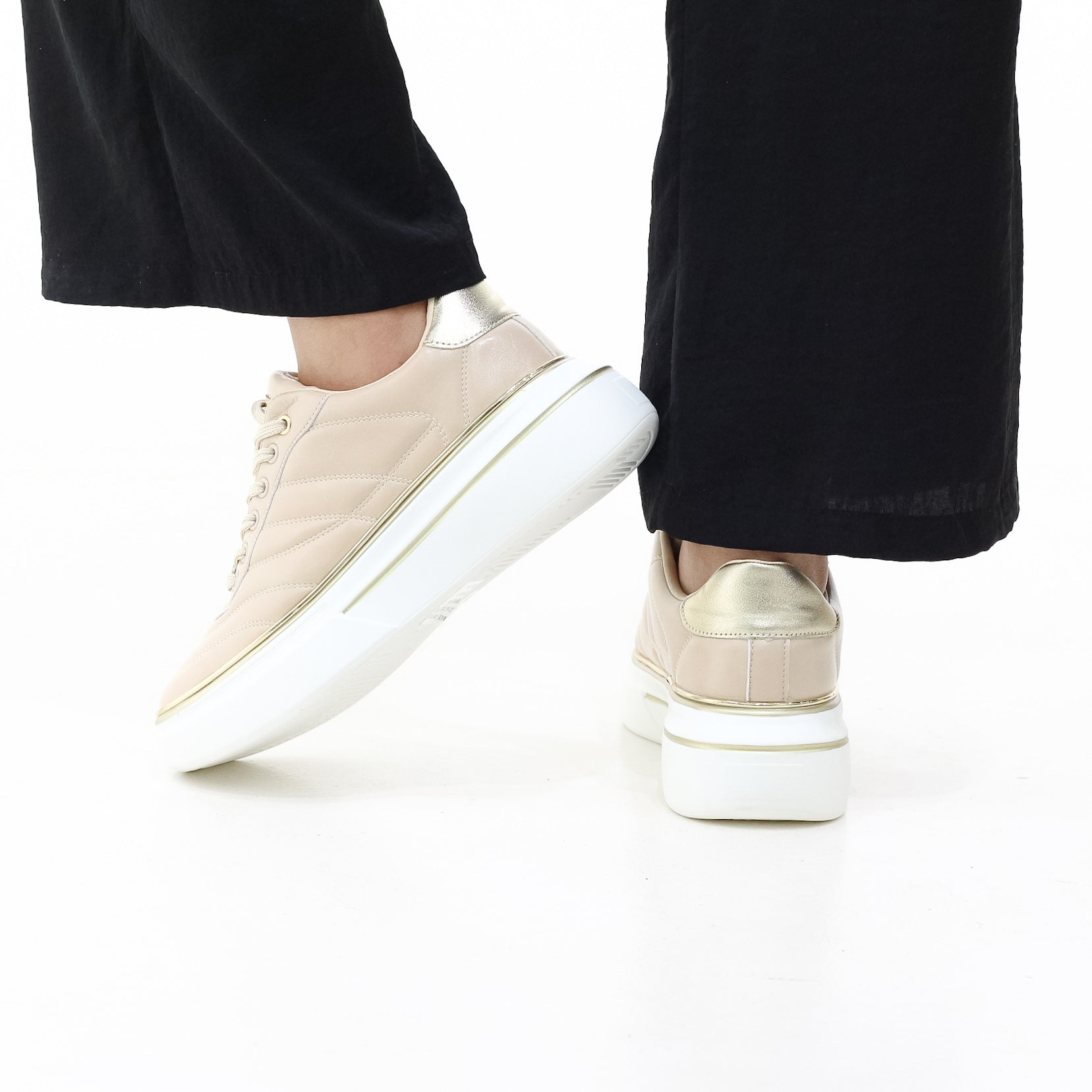 Ambey lace-up with stripe detail and gold eyelets sneaker