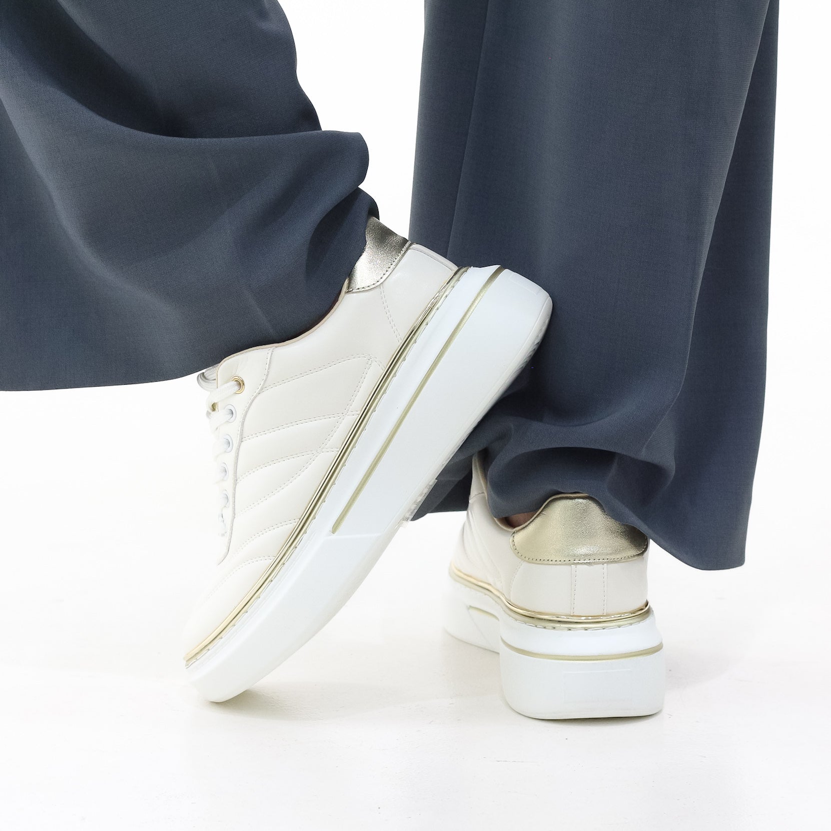 Ambey lace-up with stripe detail and gold eyelets sneaker