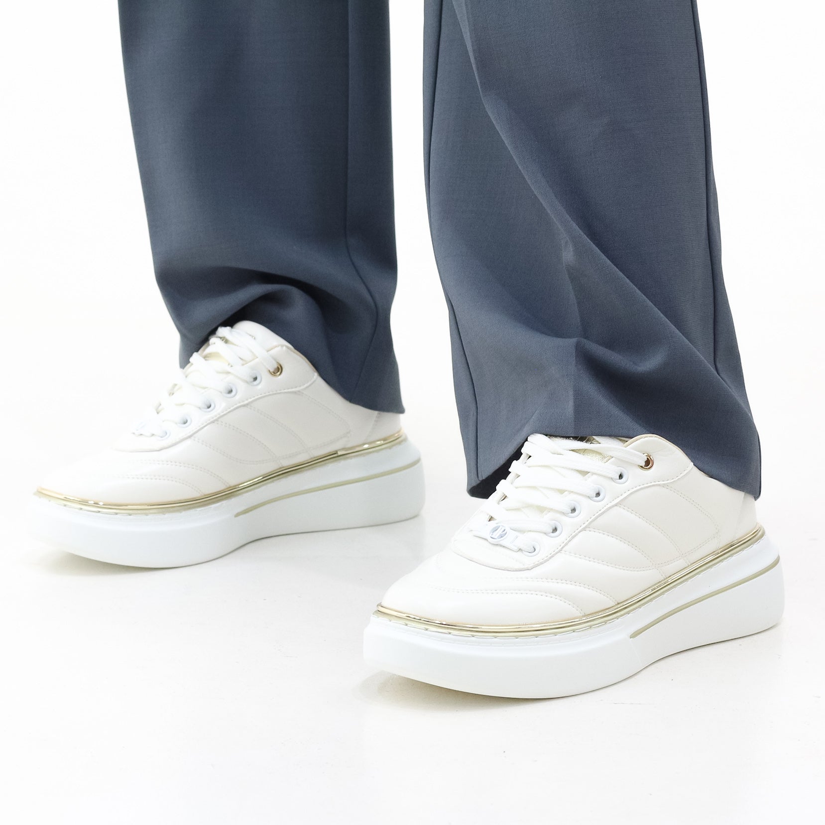 Ambey lace-up with stripe detail and gold eyelets sneaker