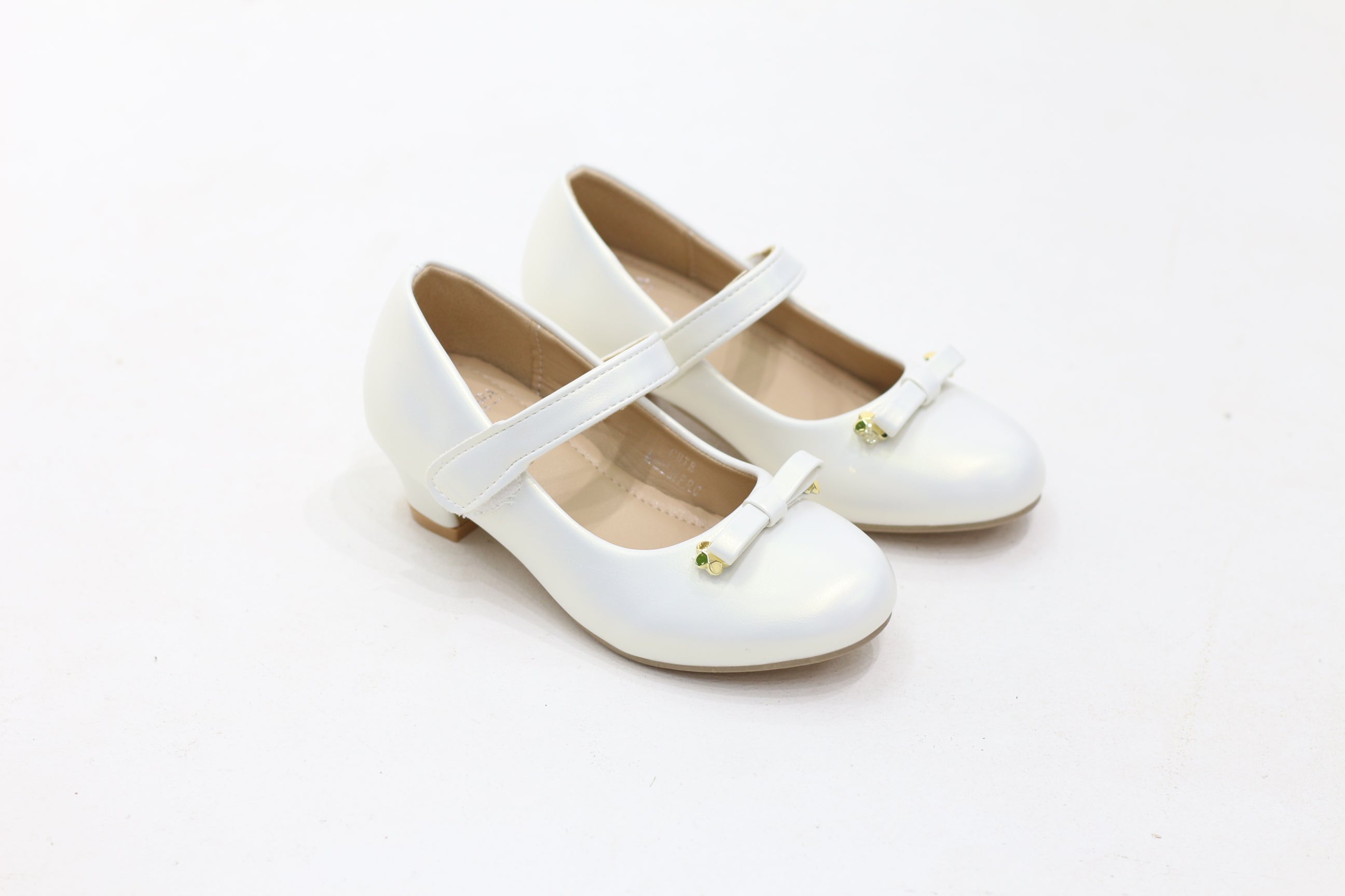 Cute chic glossy infant girls pumps with bow detail