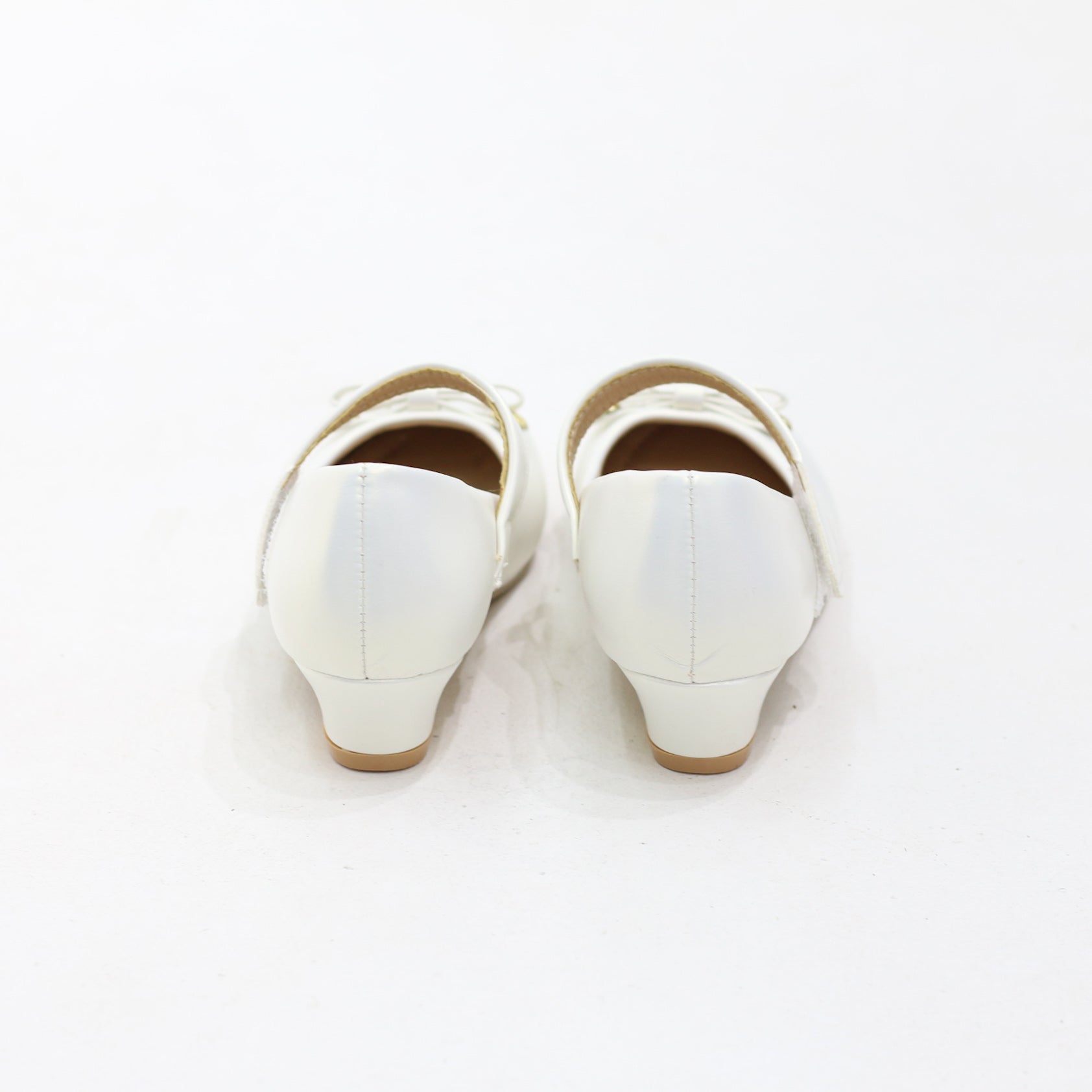 Cute chic glossy girls pumps with bow detail