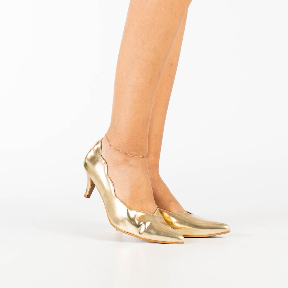 Enjoy women's sleek pointed heel with scalloped edge detail
