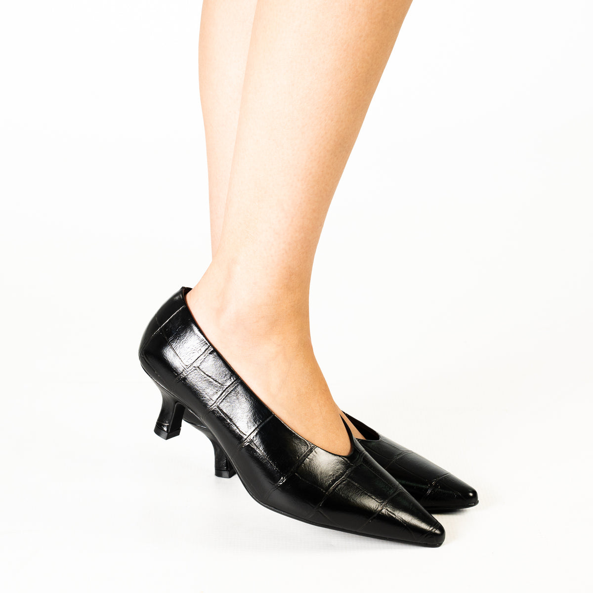 Braun women's pointed-toe kitten heels