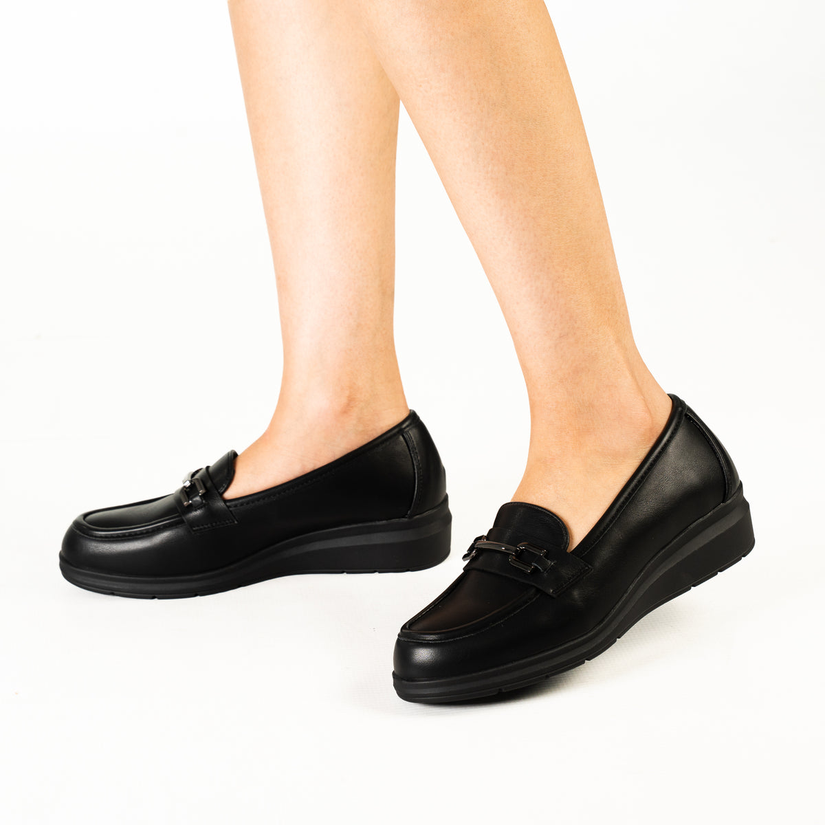 Lumi women's gold buckle classic loafer hoes