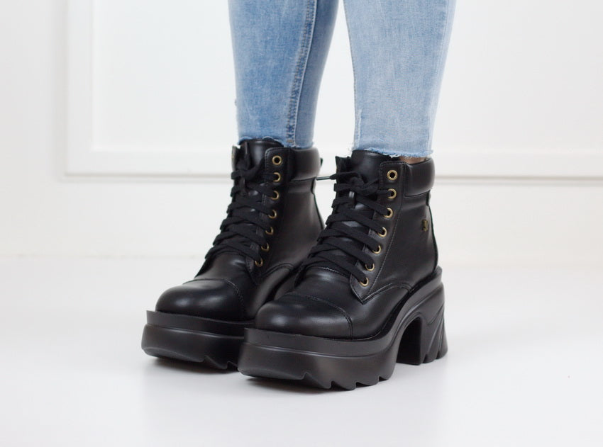 Leoni pat chuncky lace up ankle boot black