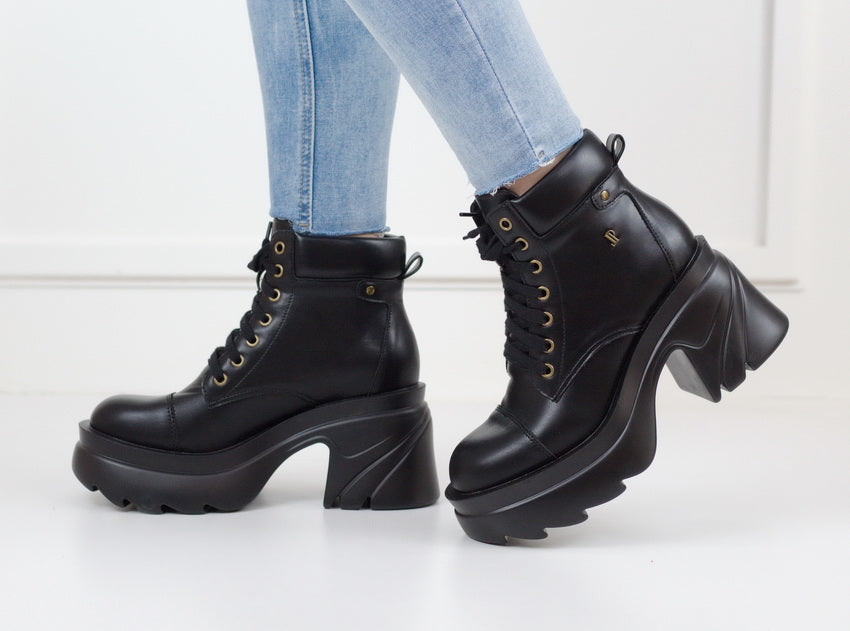Leoni pat chuncky lace up ankle boot black