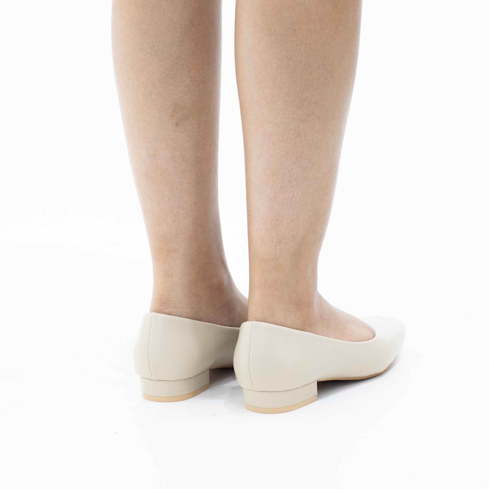 Scorpio comfort 2cm low heel court shoe beige