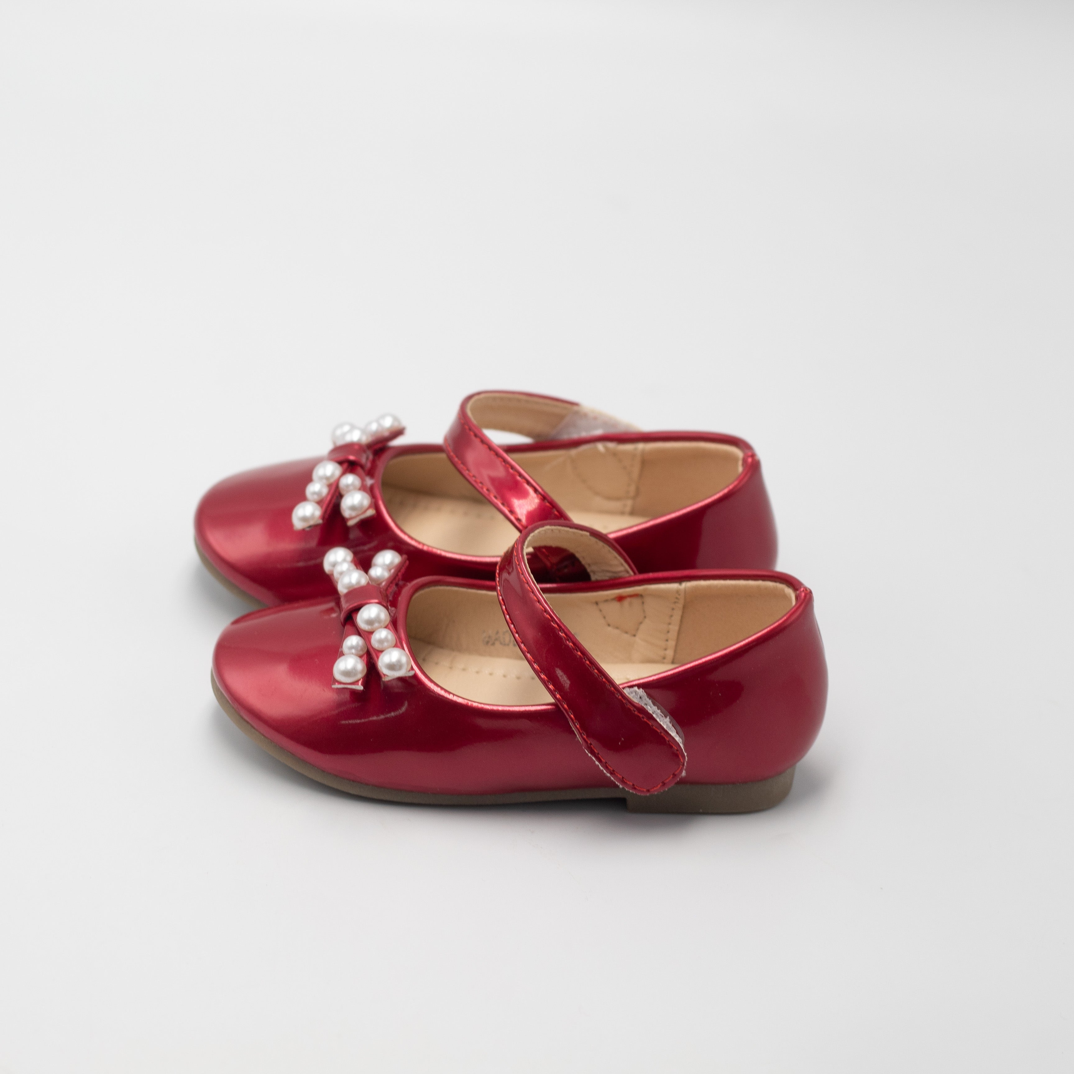 Afet baby girls patent pump with pearl on a bow red