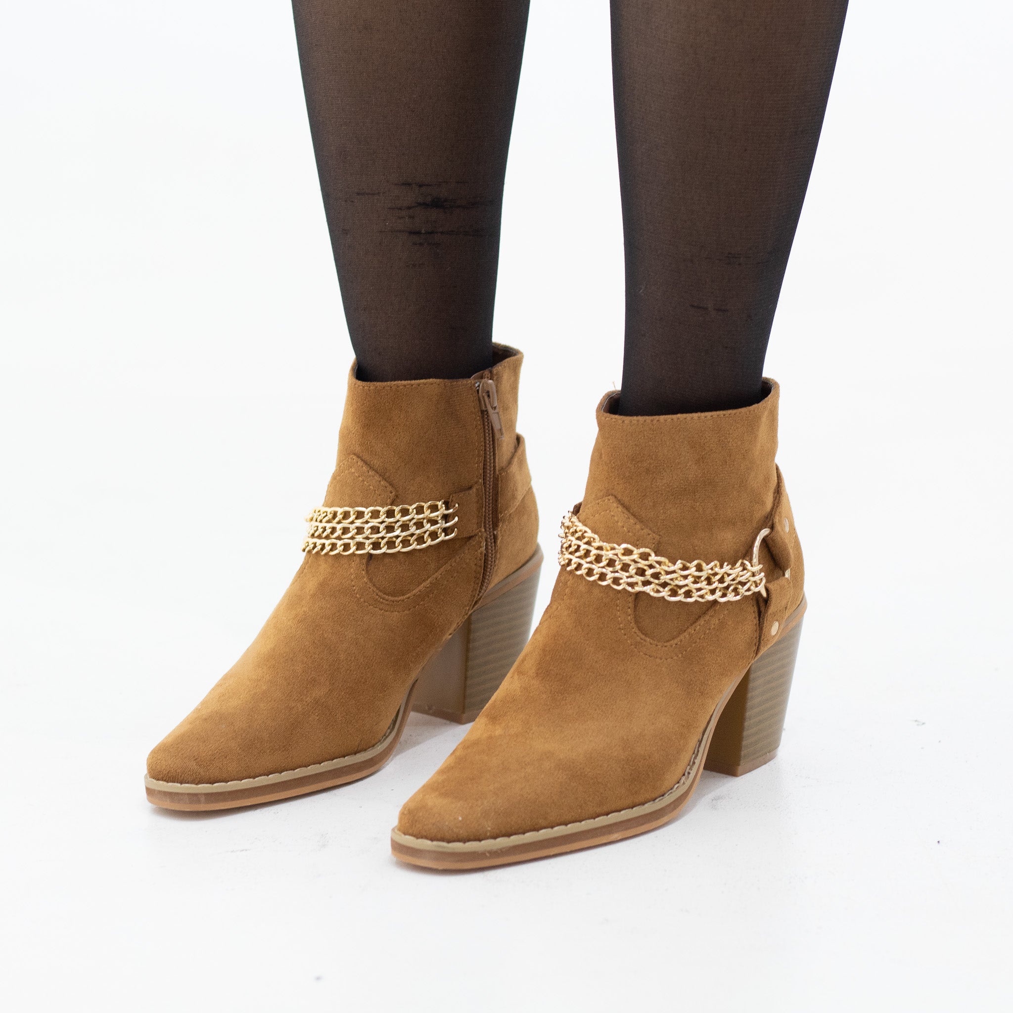 Dinsko chain detailed on 7.5cm heel camel