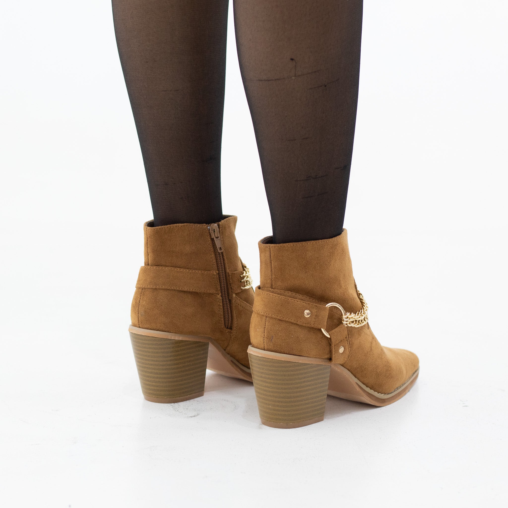 Dinsko chain detailed on 7.5cm heel camel