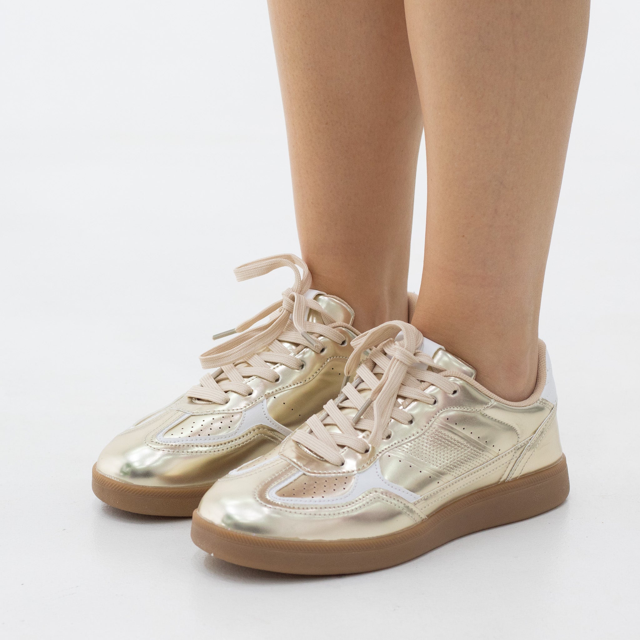 Gala low V2 lace-up casual sneaker