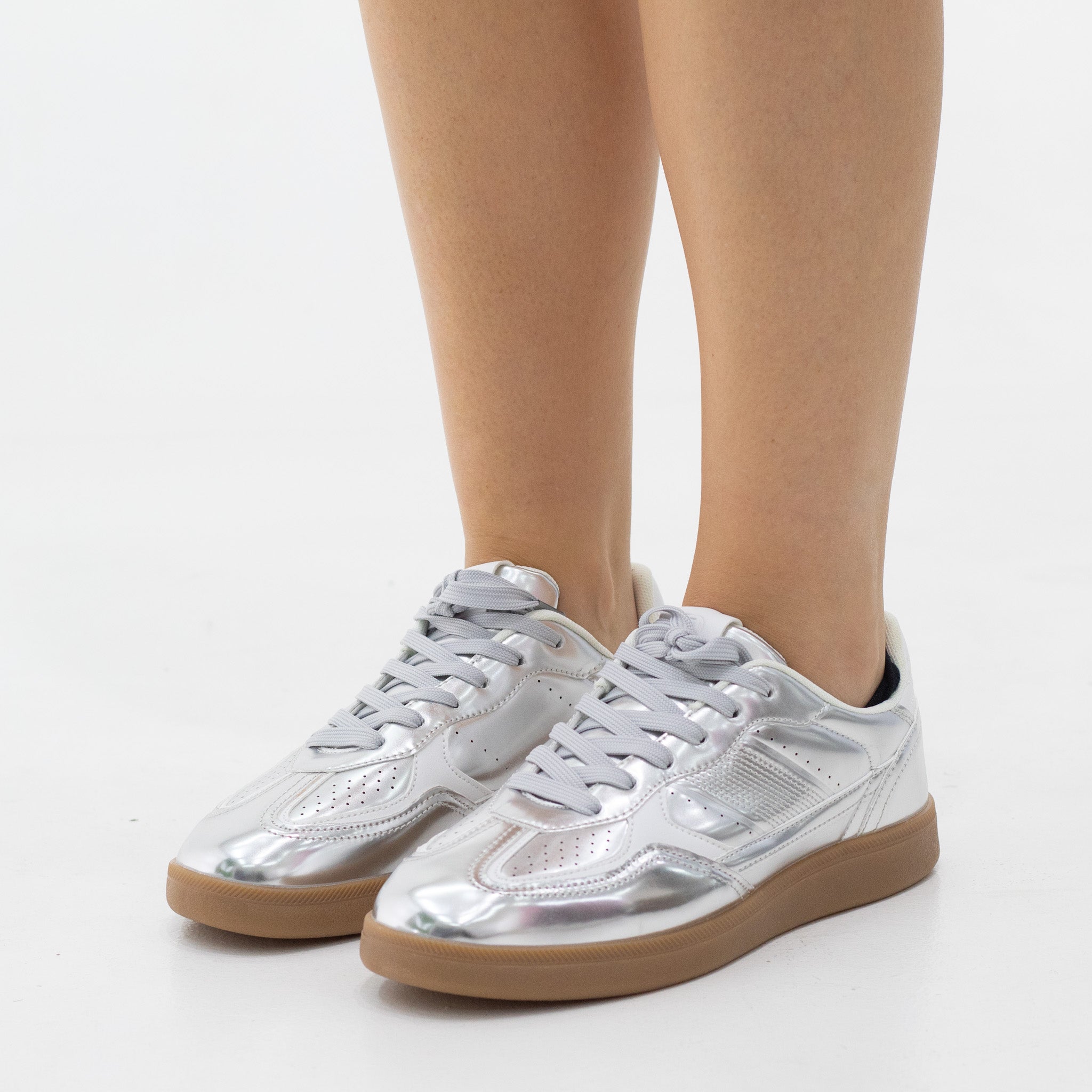 Gala low V2 lace-up casual sneaker