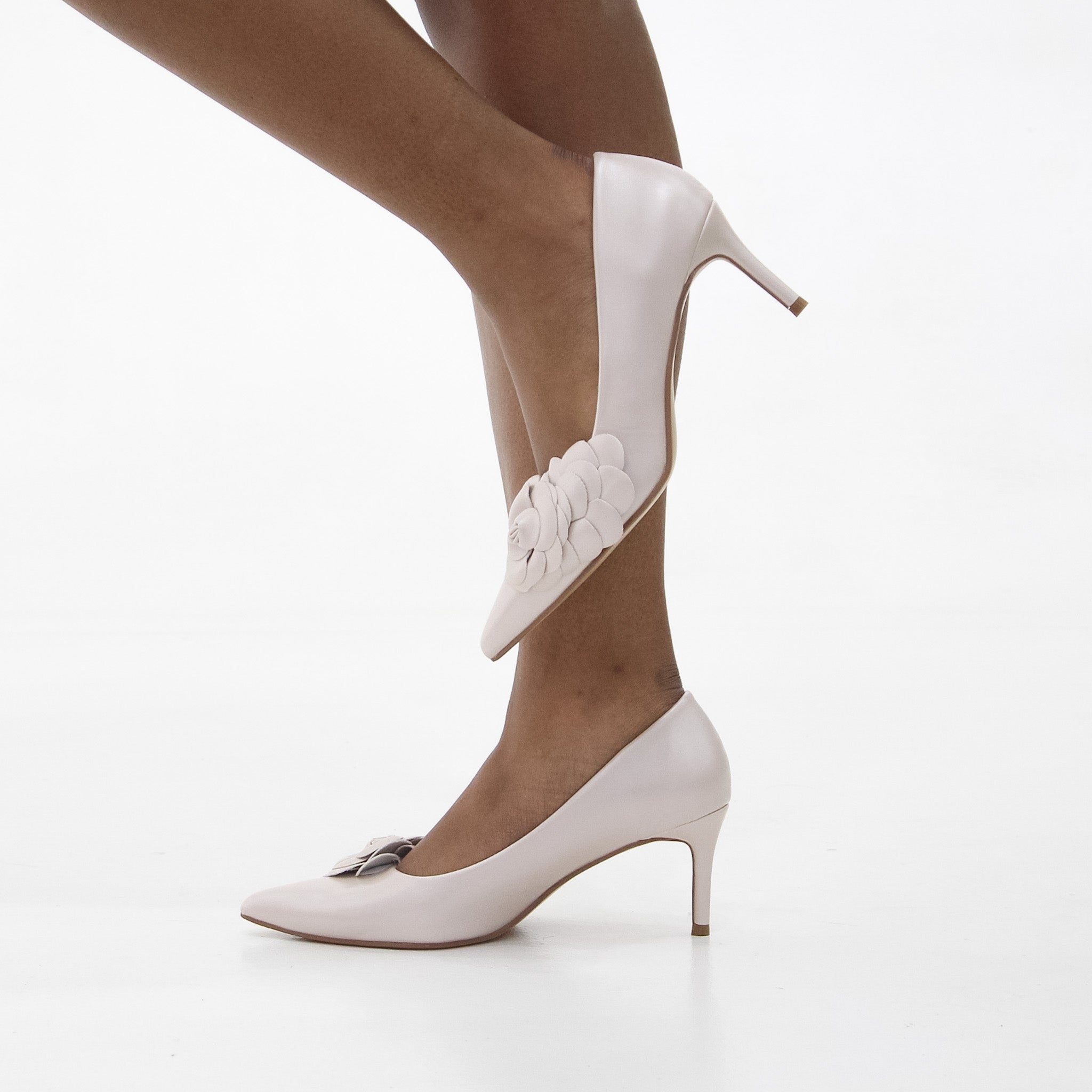 Cajsa pointy 6cm heel court shoe with flower decor