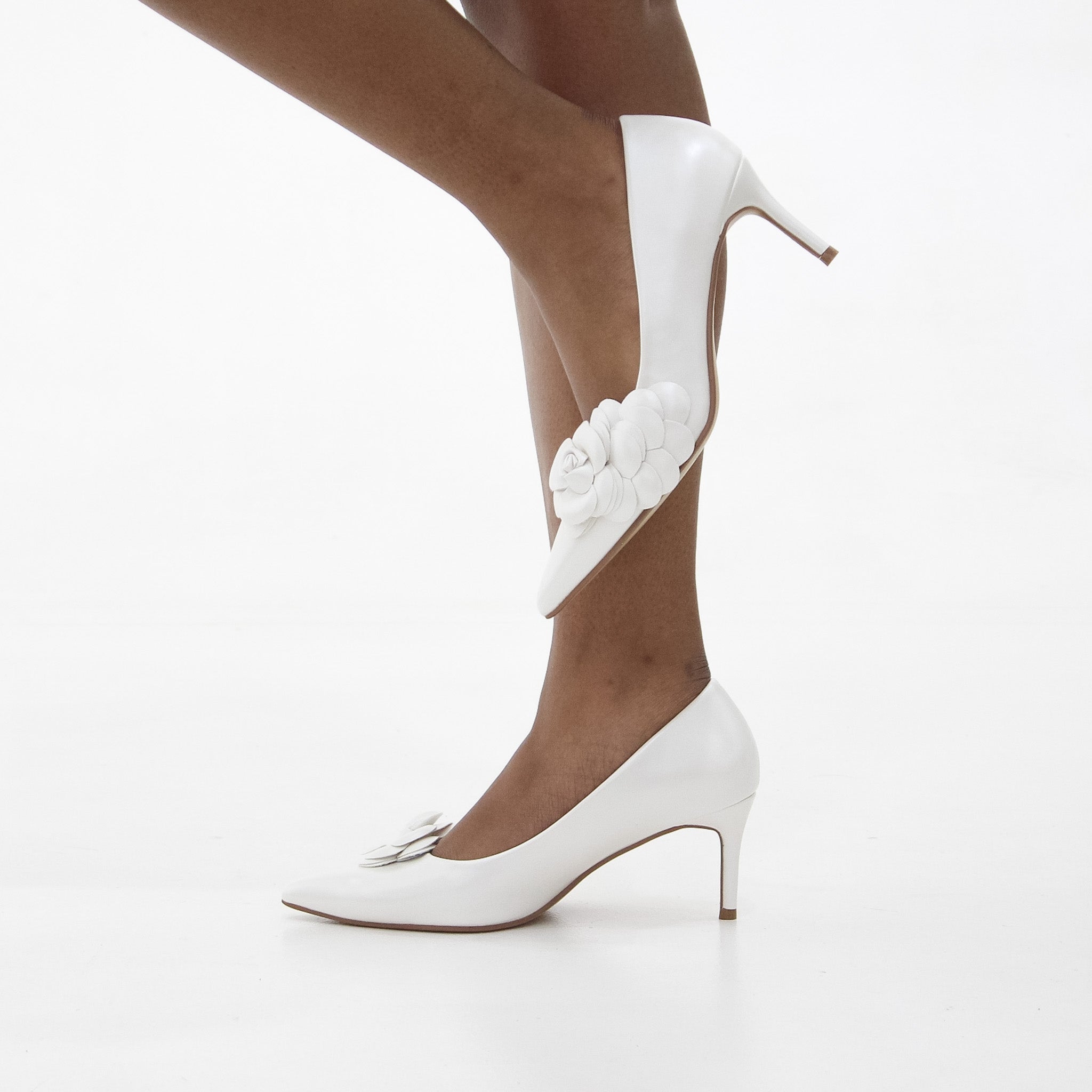 Cajsa pointy 6cm heel court shoe with flower decor