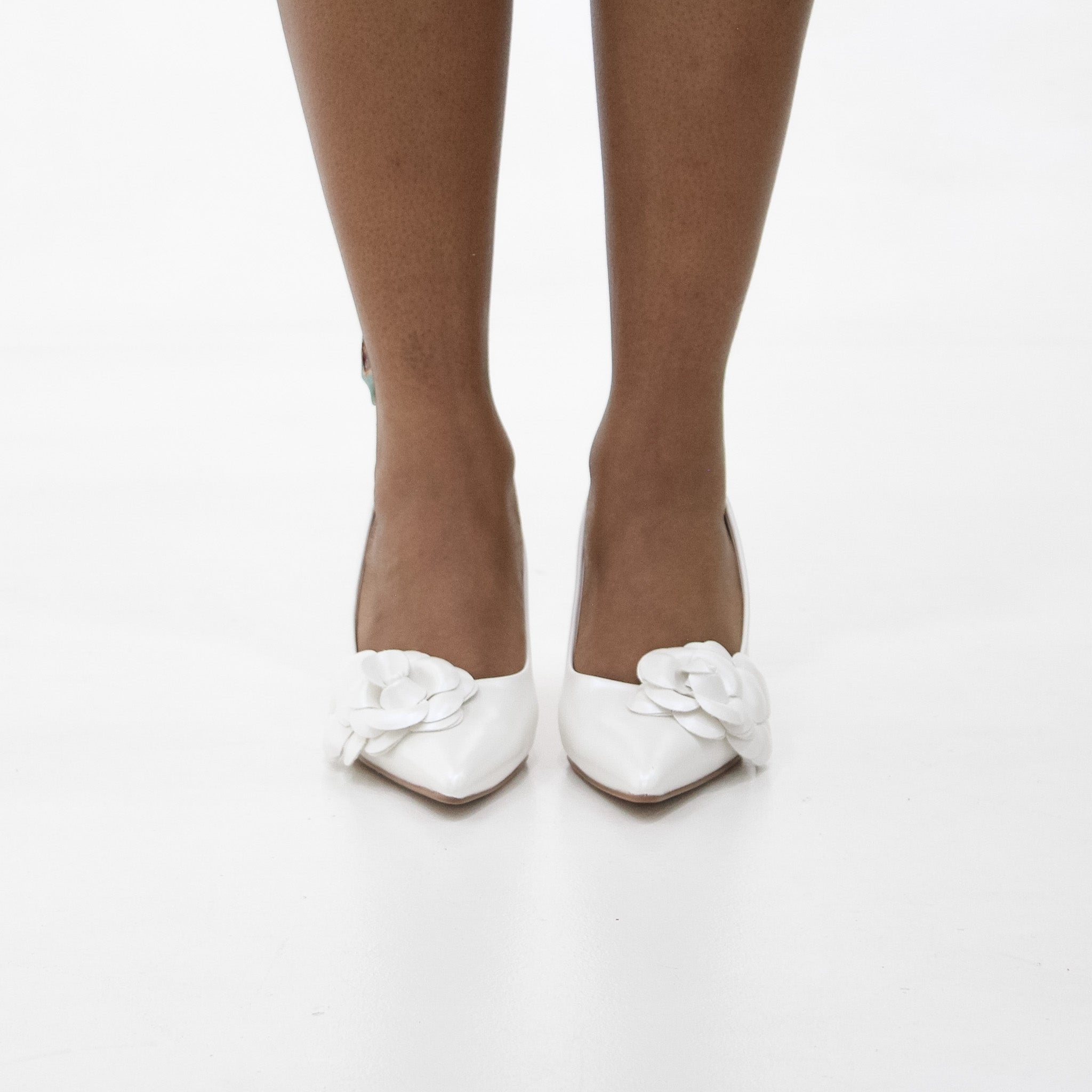 Cajsa pointy 6cm heel court shoe with flower decor