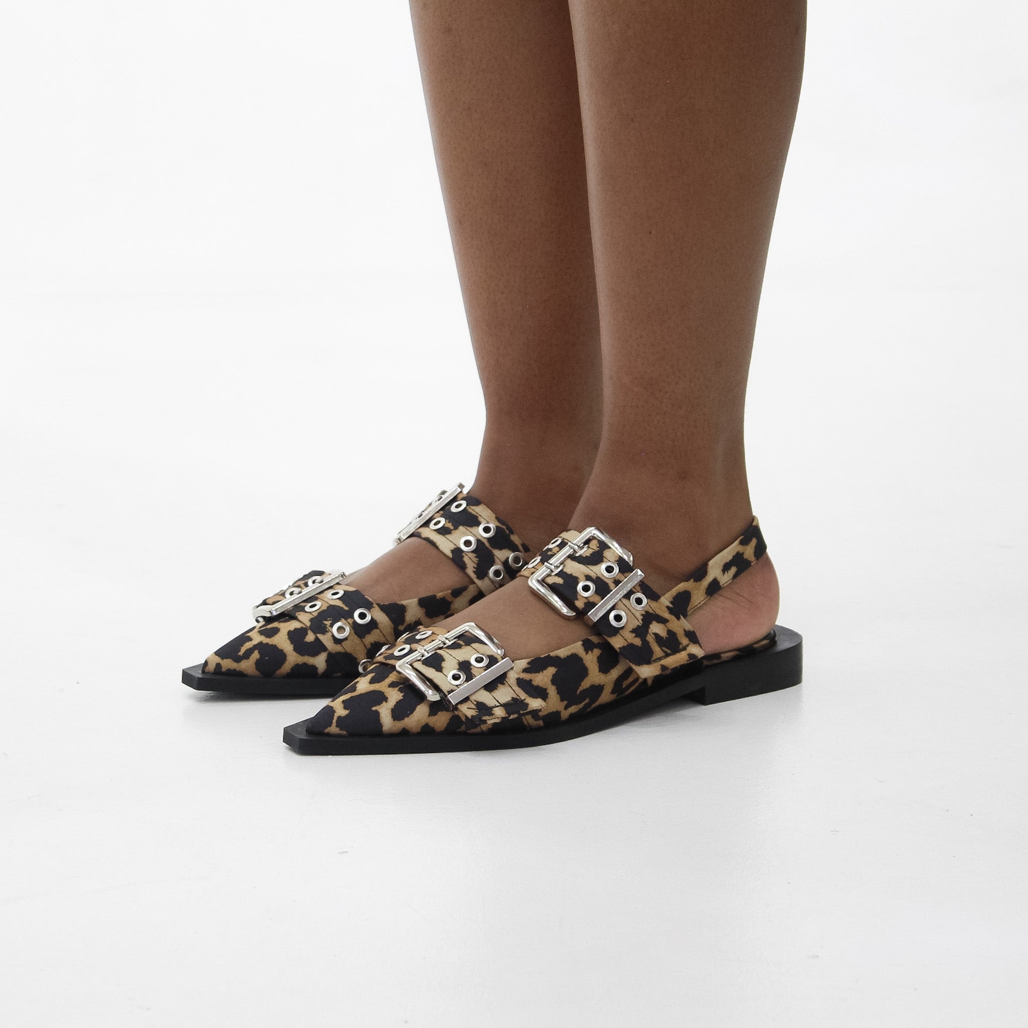 Pola 2cm flat heel elastic support sling back shoe with buckle decor