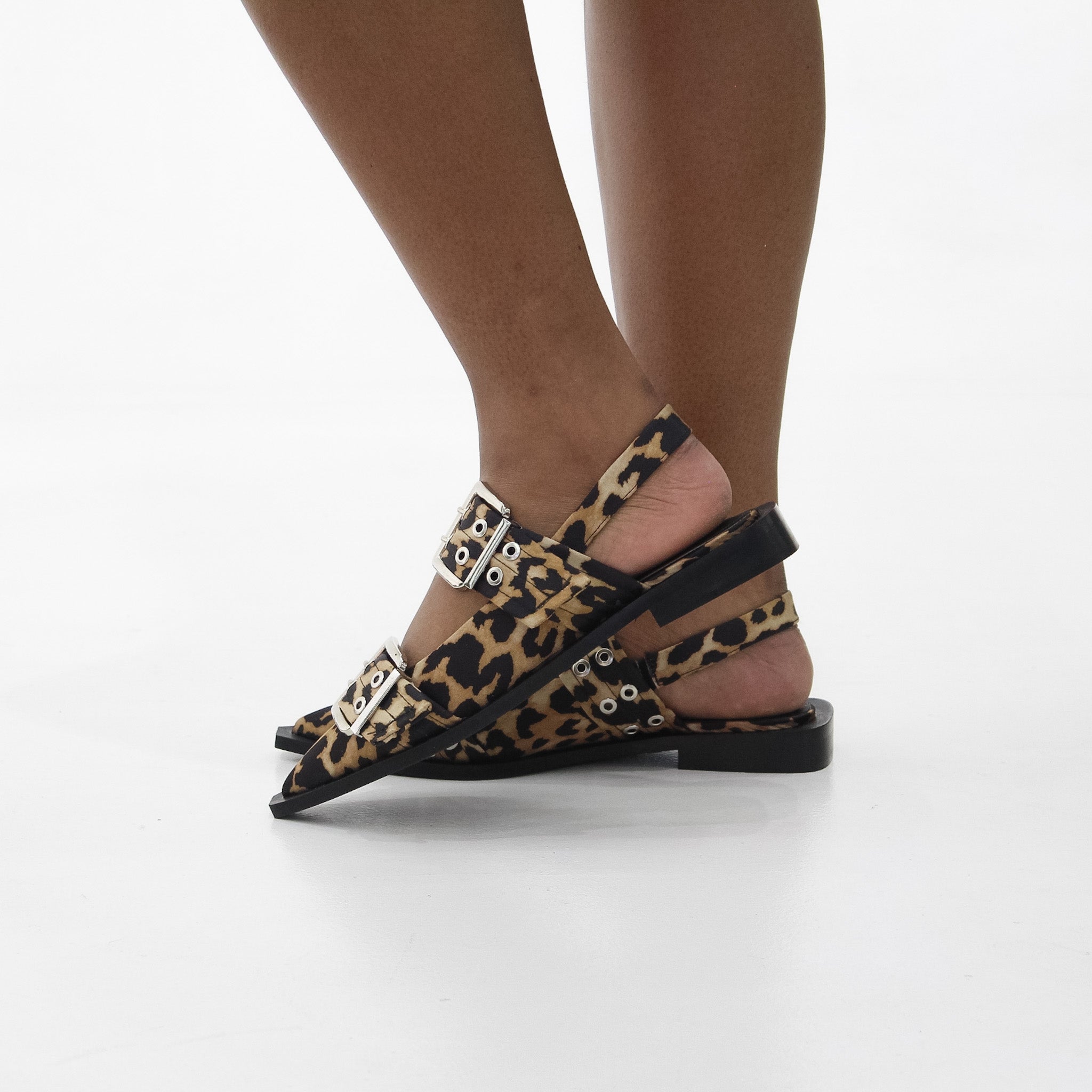 Pola 2cm flat heel elastic support sling back shoe with buckle decor