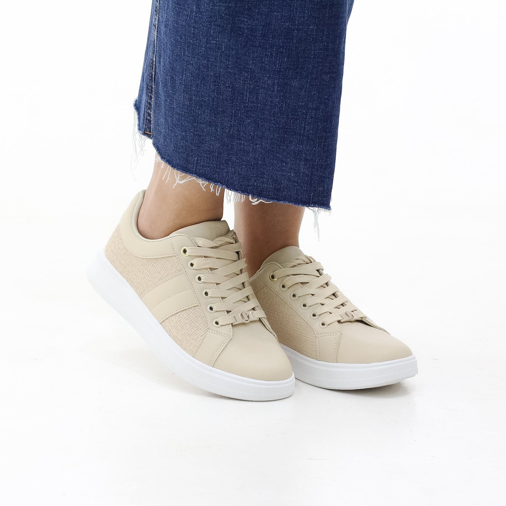 Apron chunky sole lace-up casual sneaker