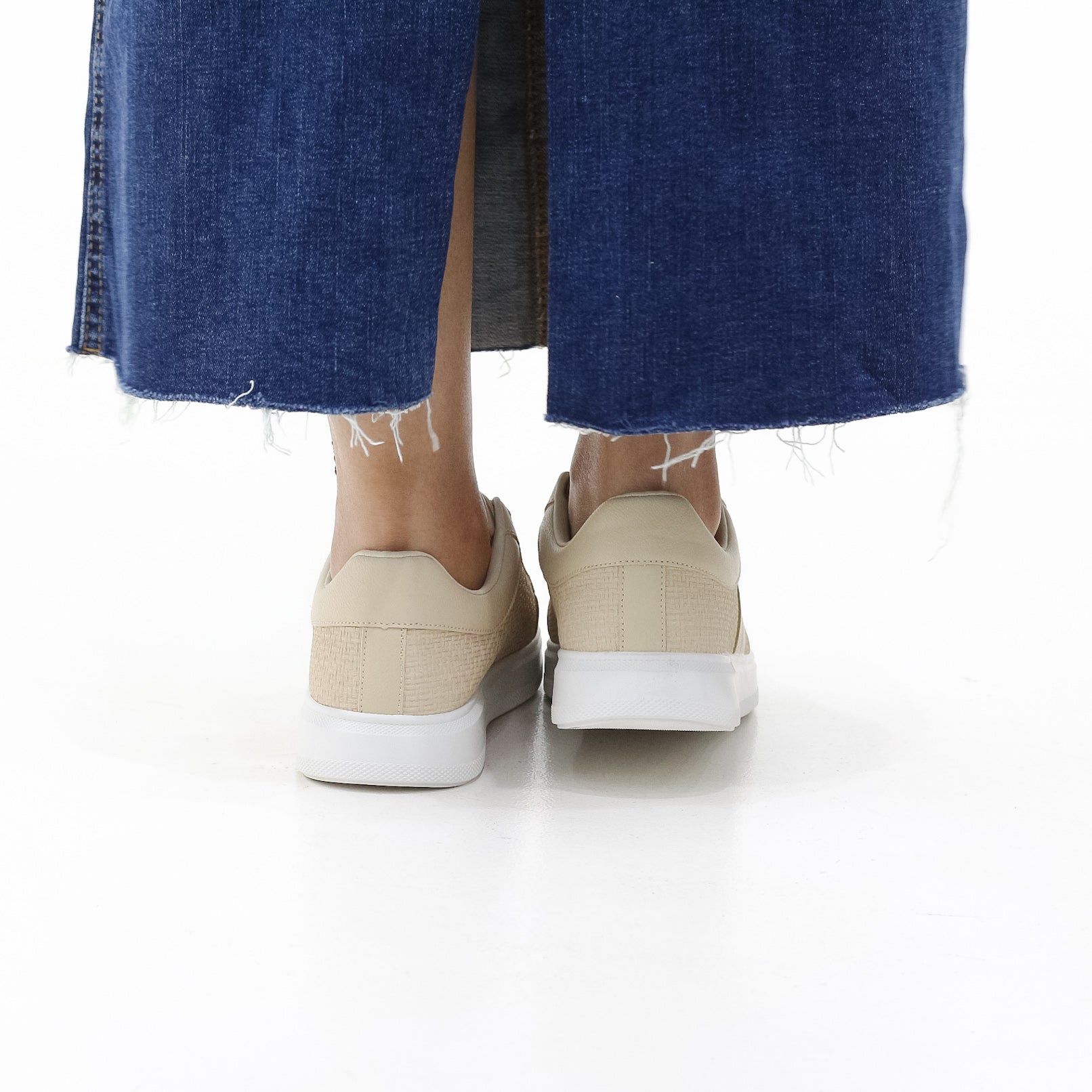 Apron chunky sole lace-up casual sneaker