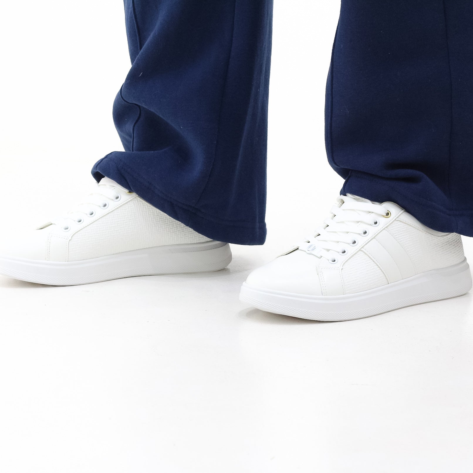 Apron chunky sole lace-up casual sneaker