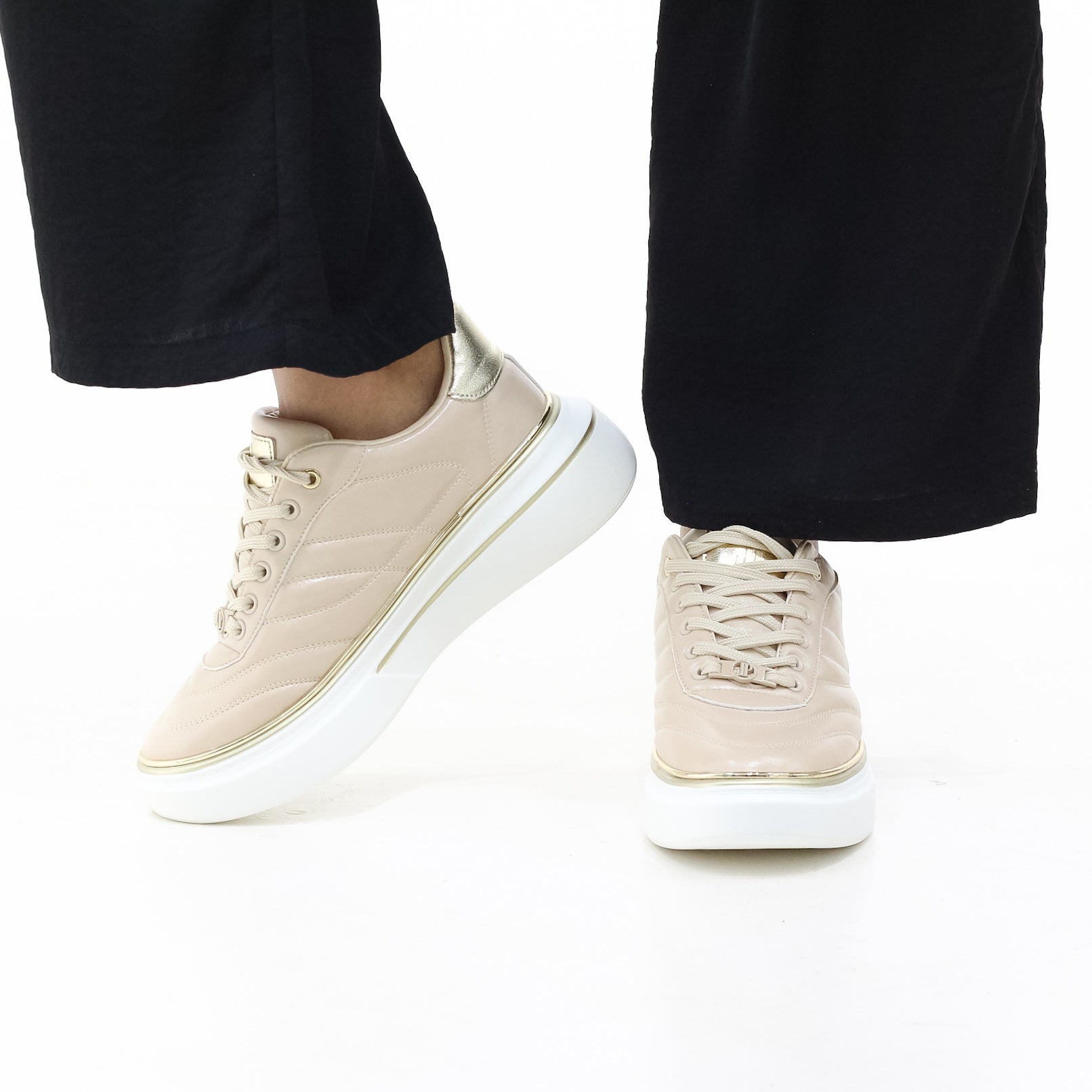 Ambey lace-up with stripe detail and gold eyelets sneaker