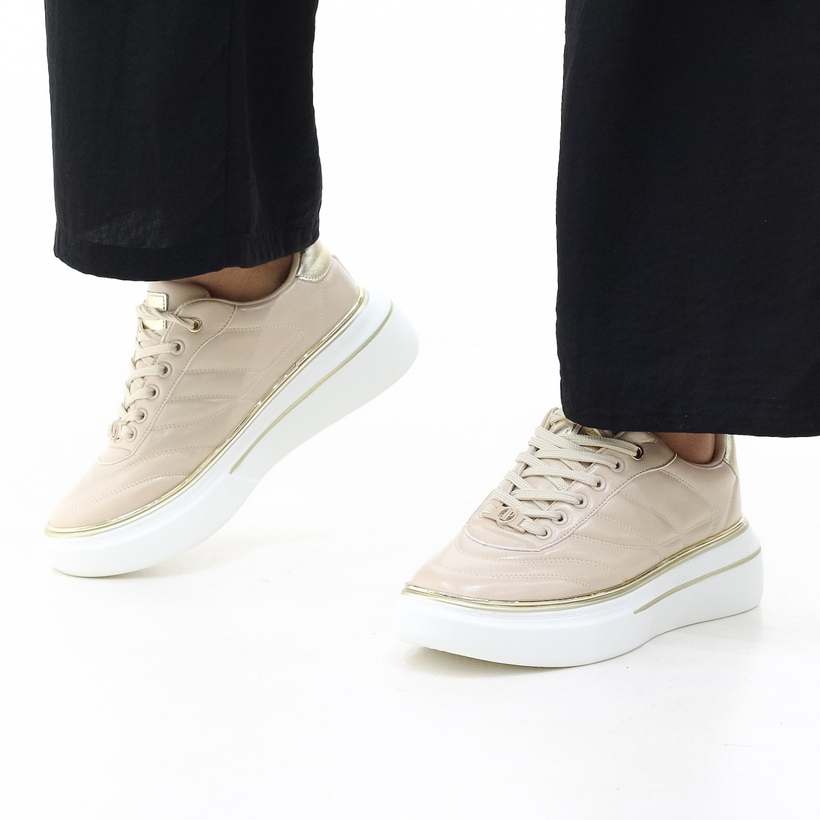 Ambey lace-up with stripe detail and gold eyelets sneaker