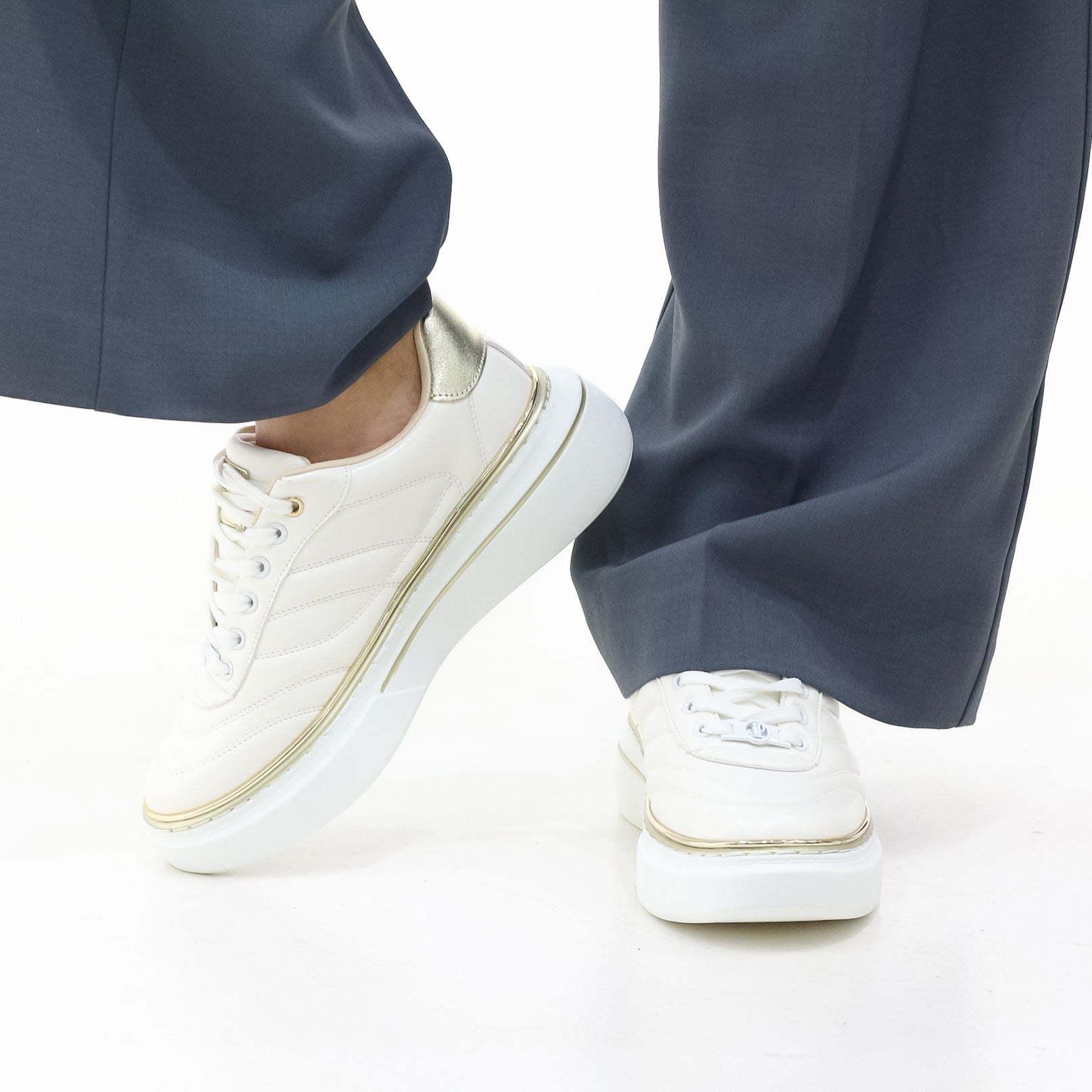 Ambey lace-up with stripe detail and gold eyelets sneaker