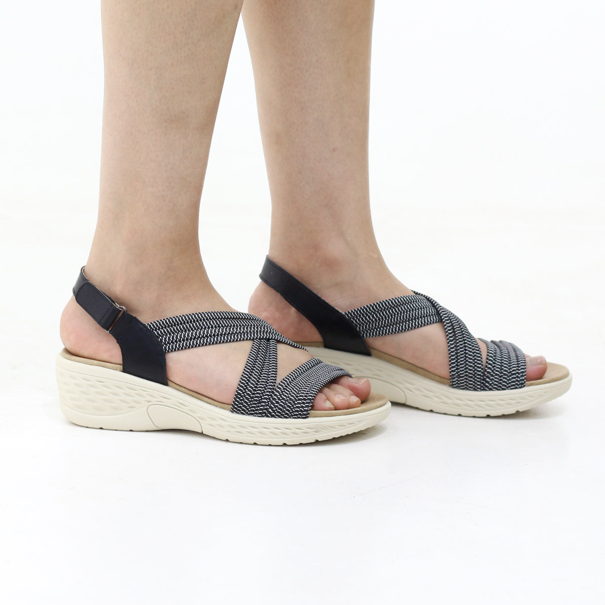 Dust comfort sandal with criss-cross woven straps