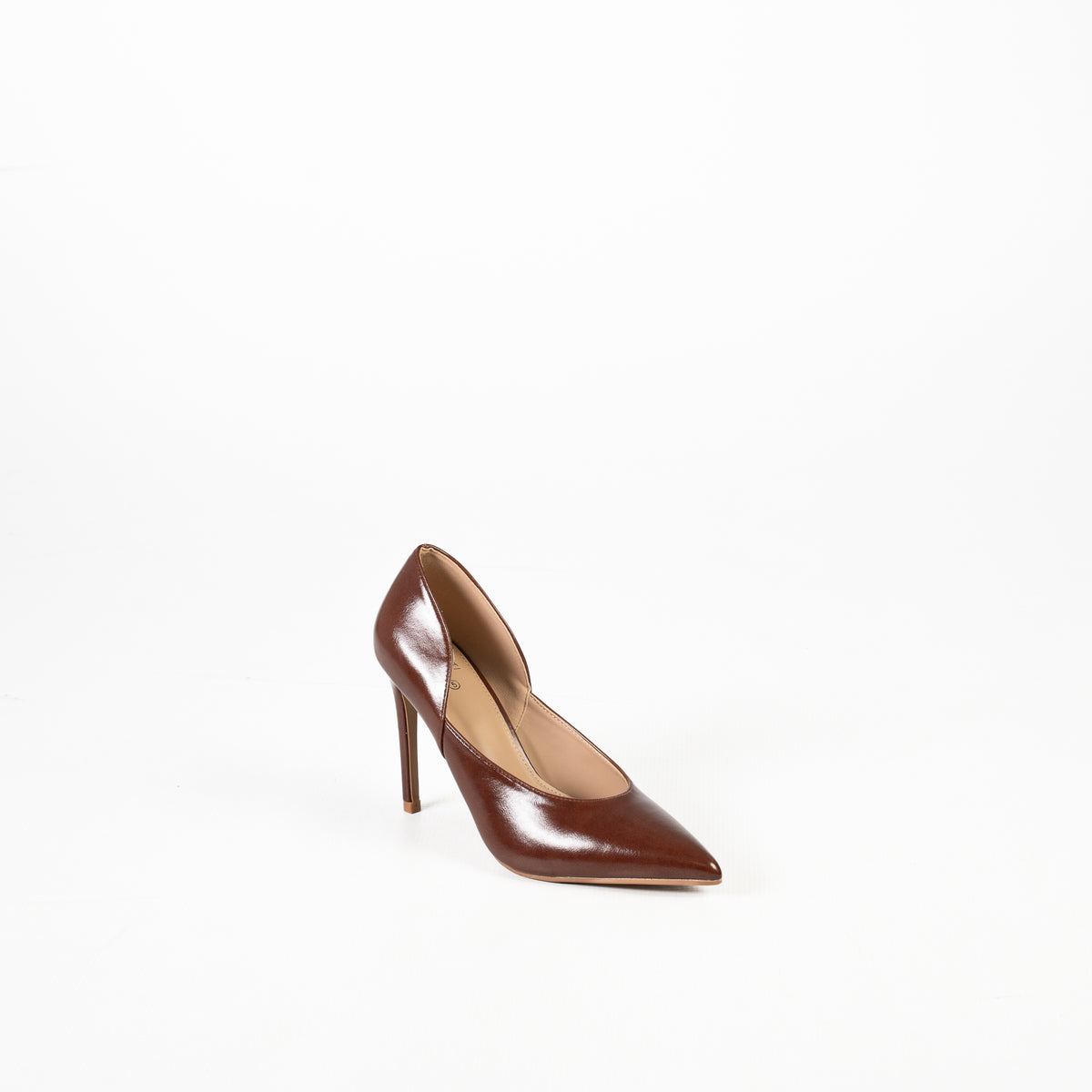 Zori features a slim stiletto heel with elegant taper