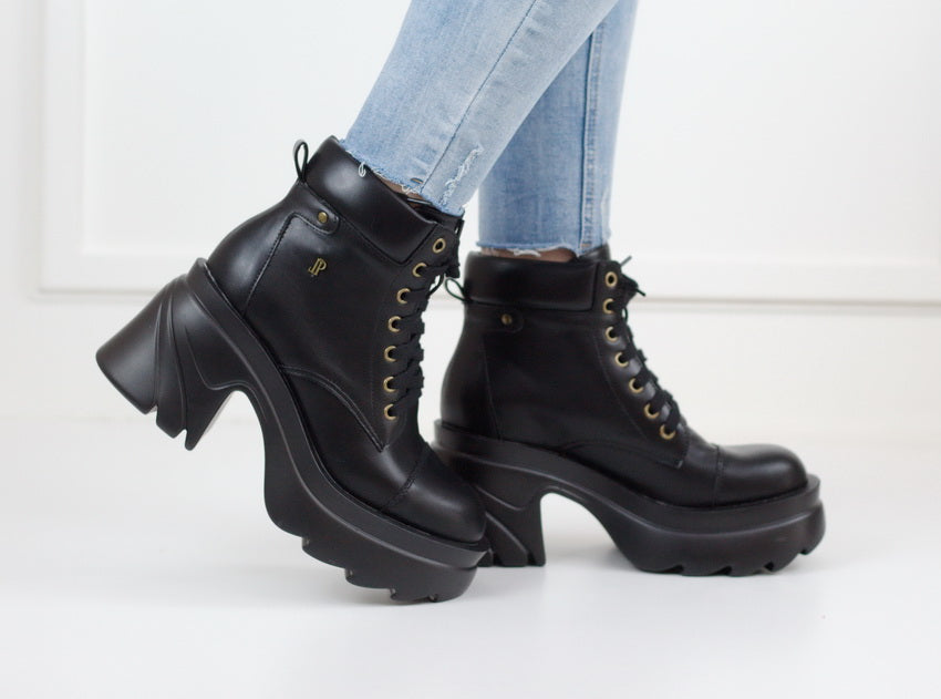 Leoni pat chuncky lace up ankle boot black