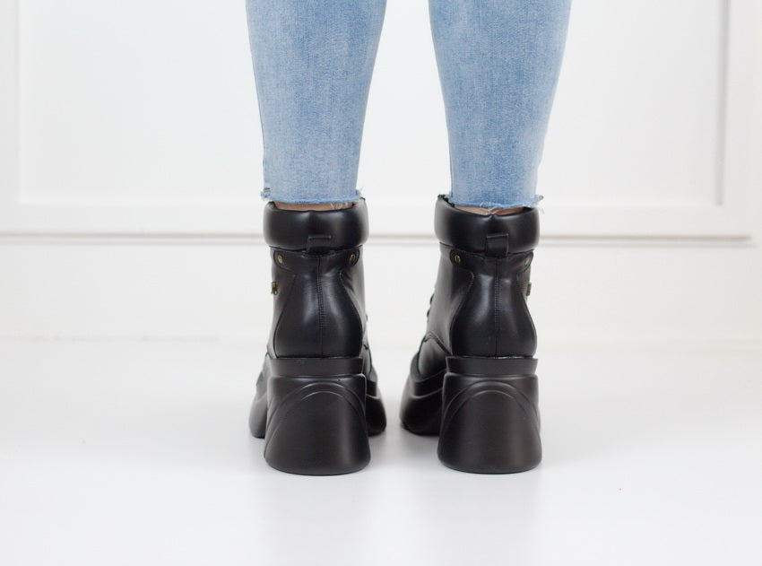 Leoni pat chuncky lace up ankle boot black