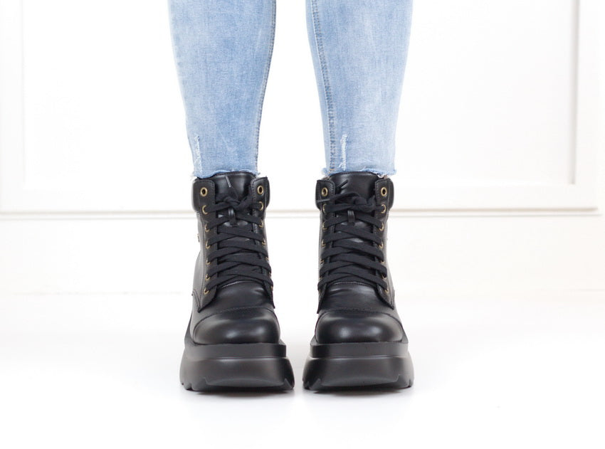 Leoni pat chuncky lace up ankle boot black