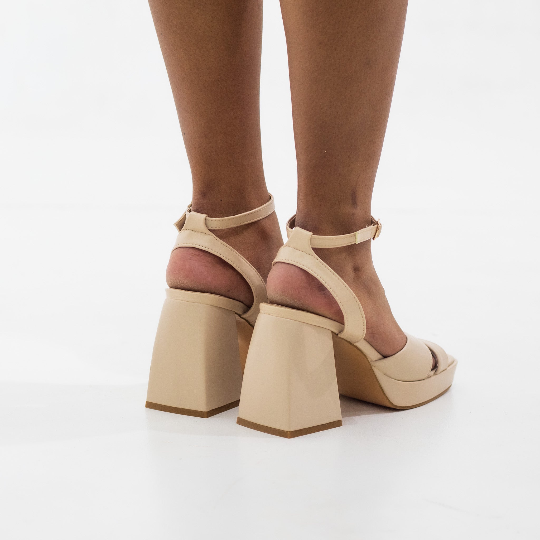 Udoka one band sandal on 7.5cm platform heel beige