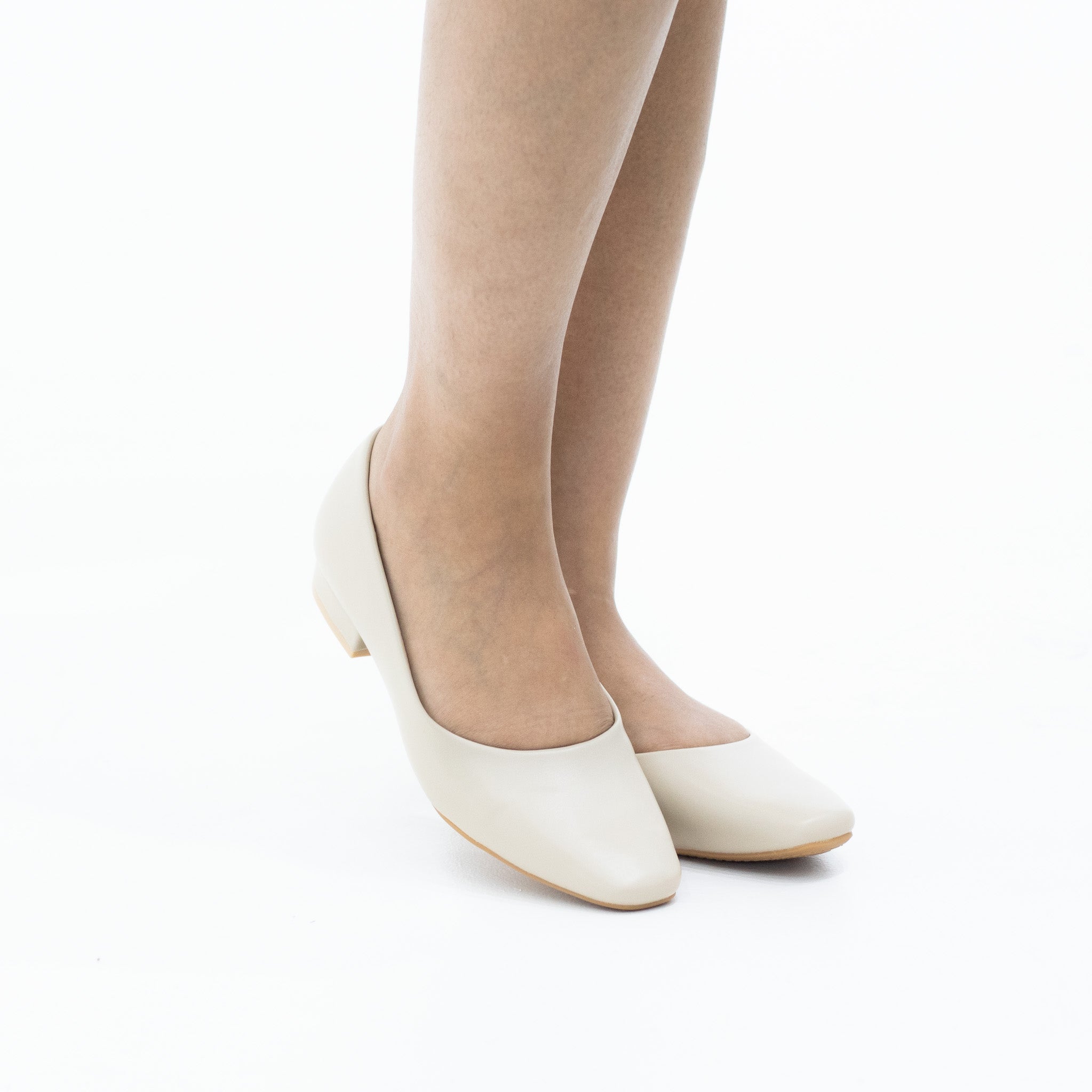 Scorpio comfort 2cm low heel court shoe beige