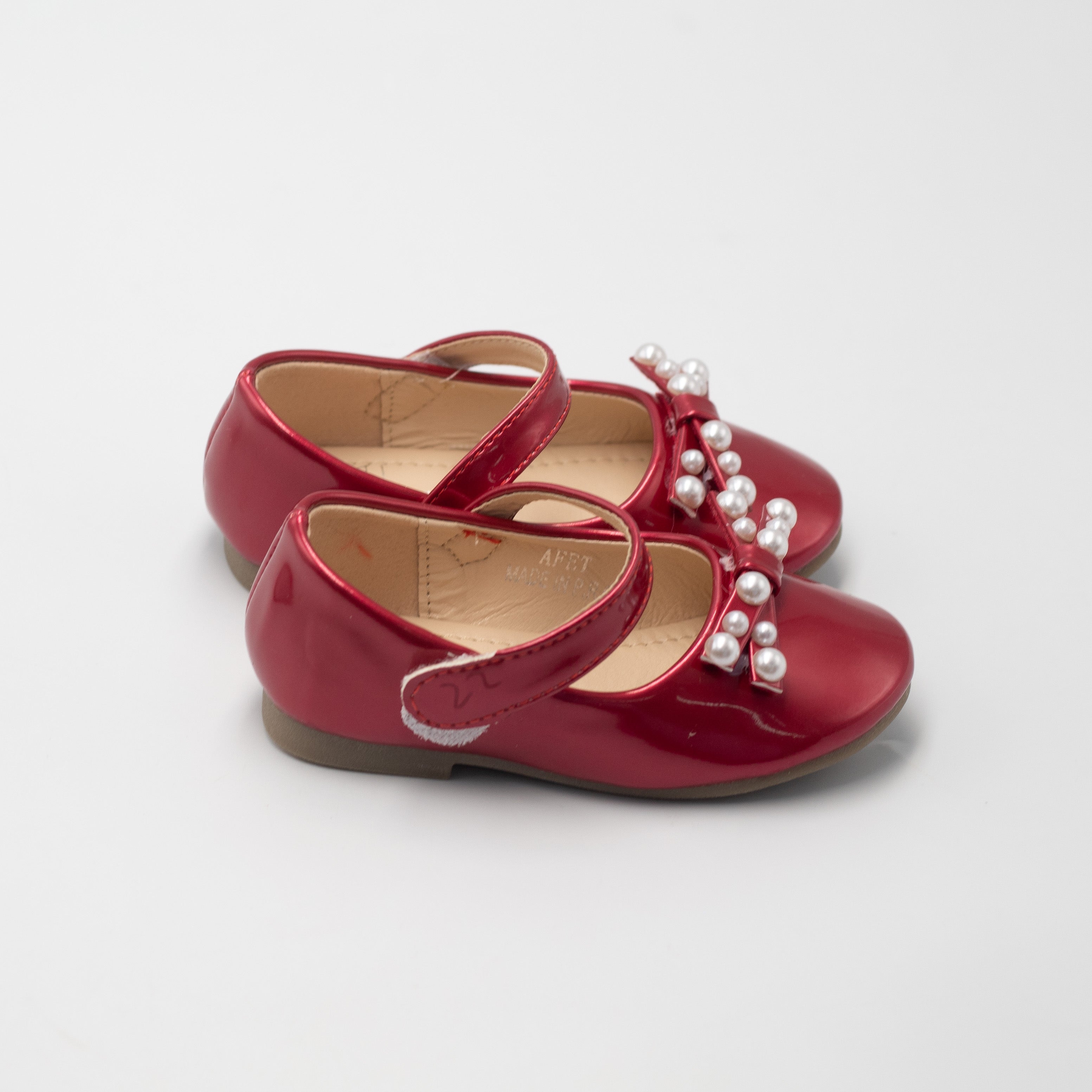 Afet baby girls patent pump with pearl on a bow red