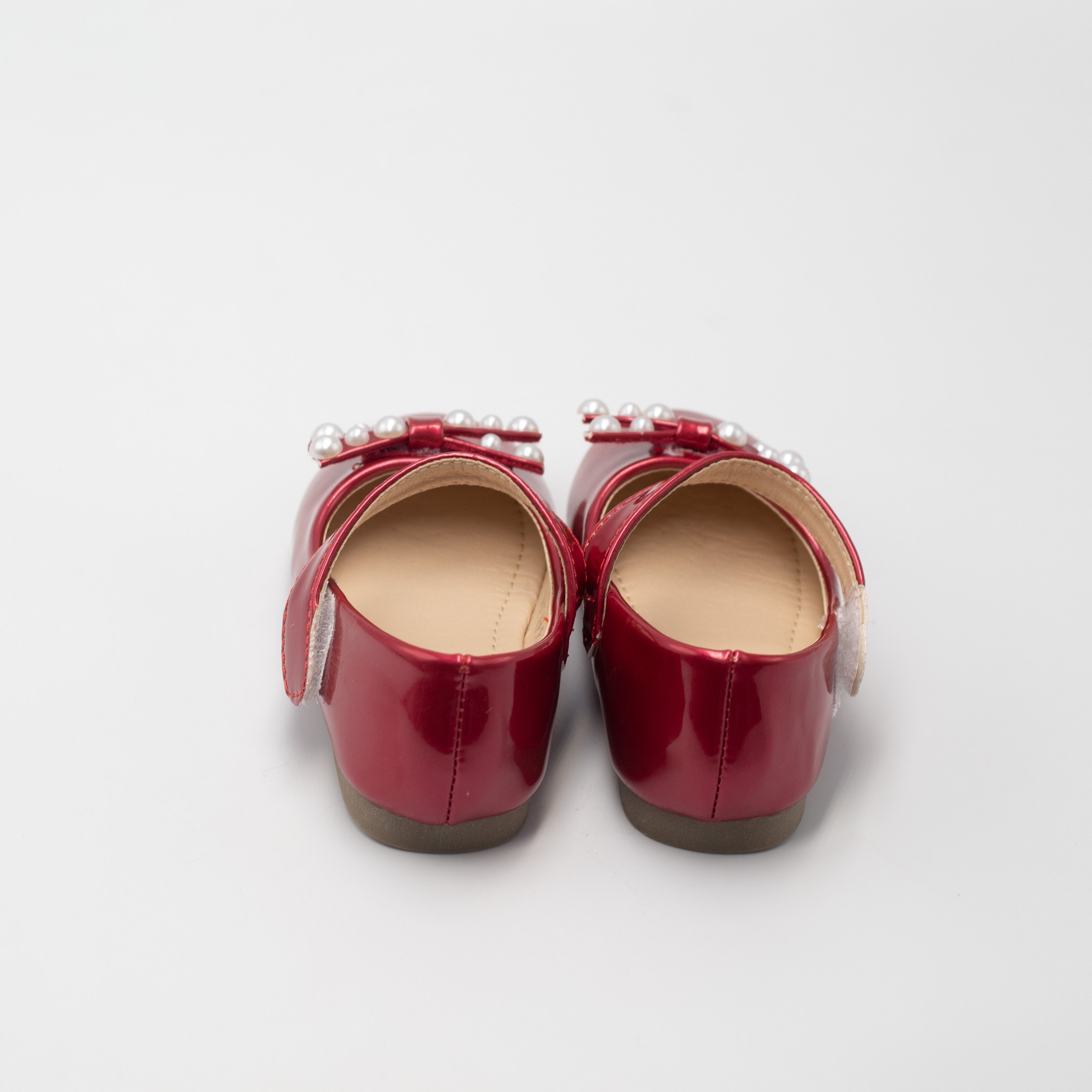 Afet baby girls patent pump with pearl on a bow red